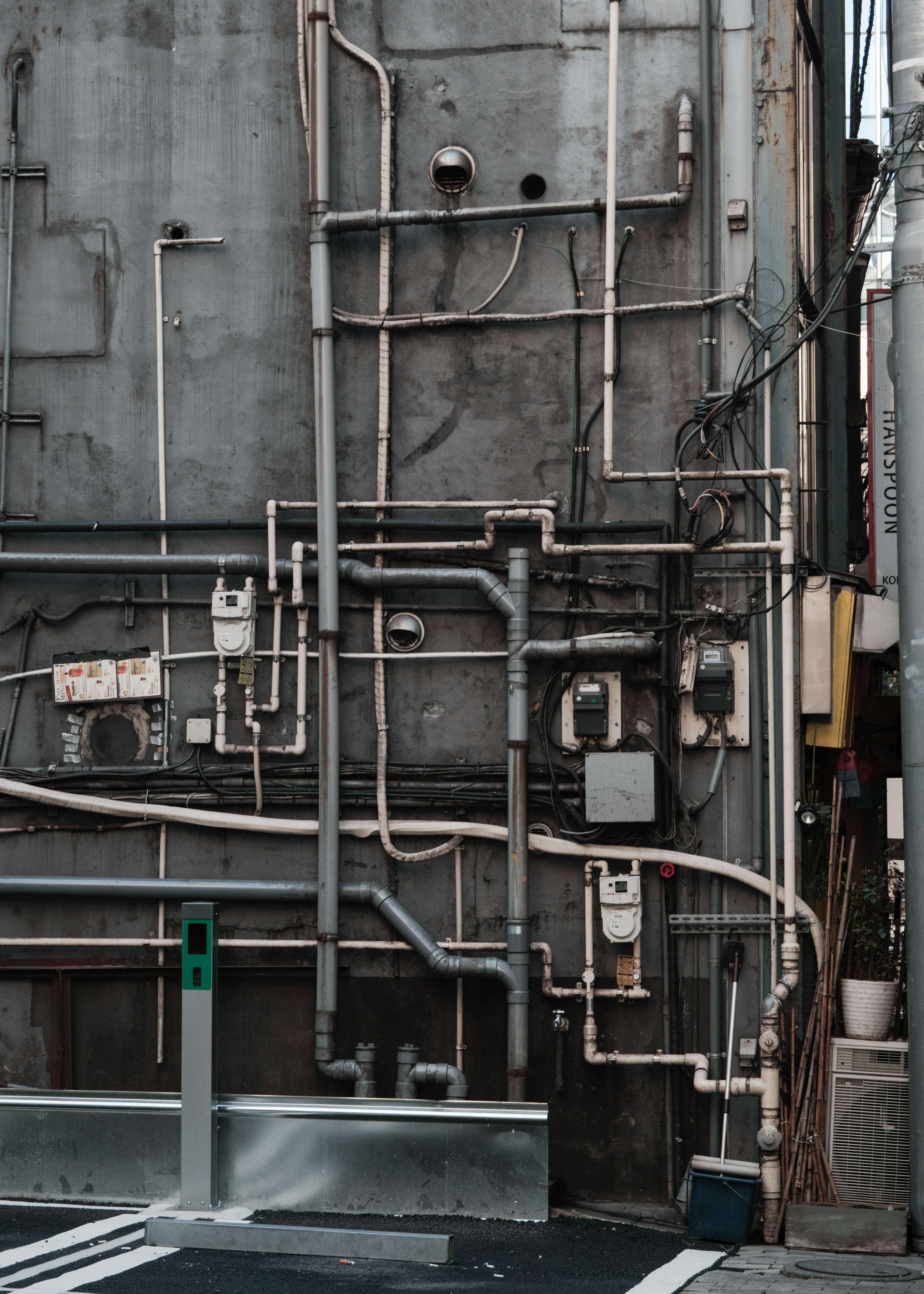 Vue détaillée d'un mur avec des tuyaux complexes et des compteurs électriques