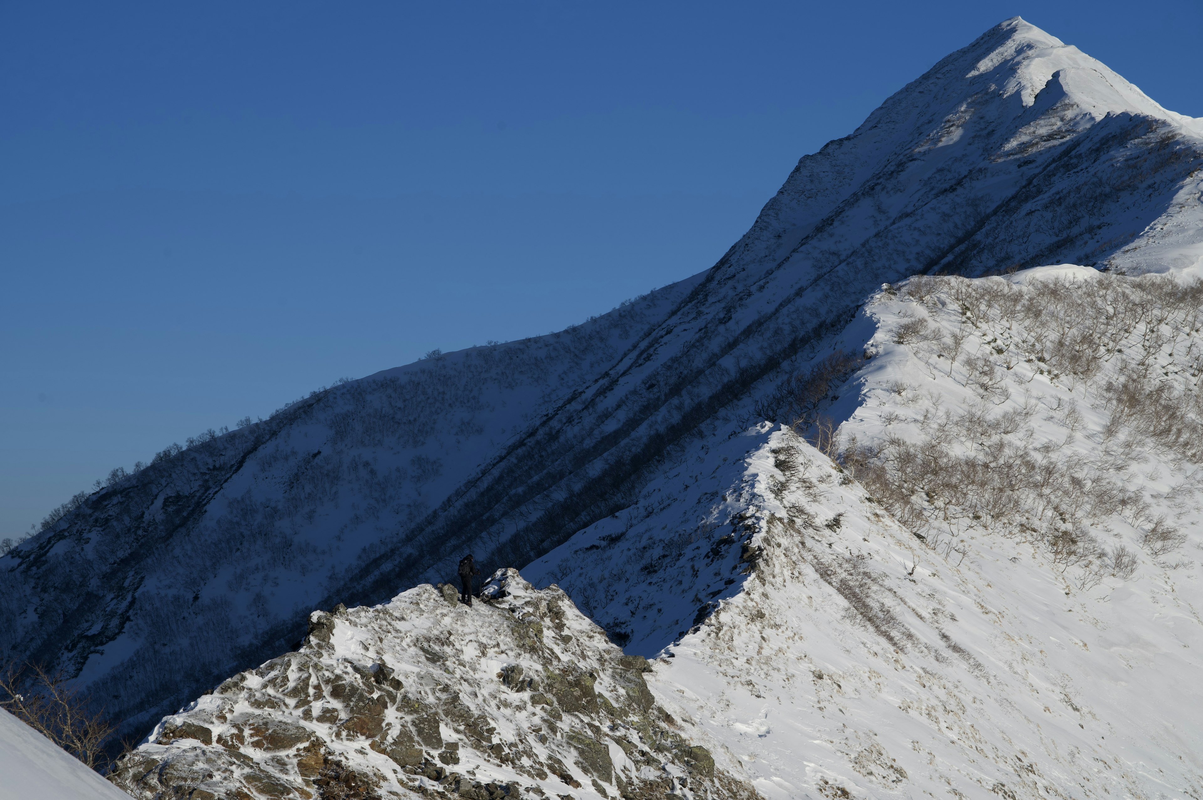 Schneebedeckte Berglandschaft mit klarem blauen Himmel