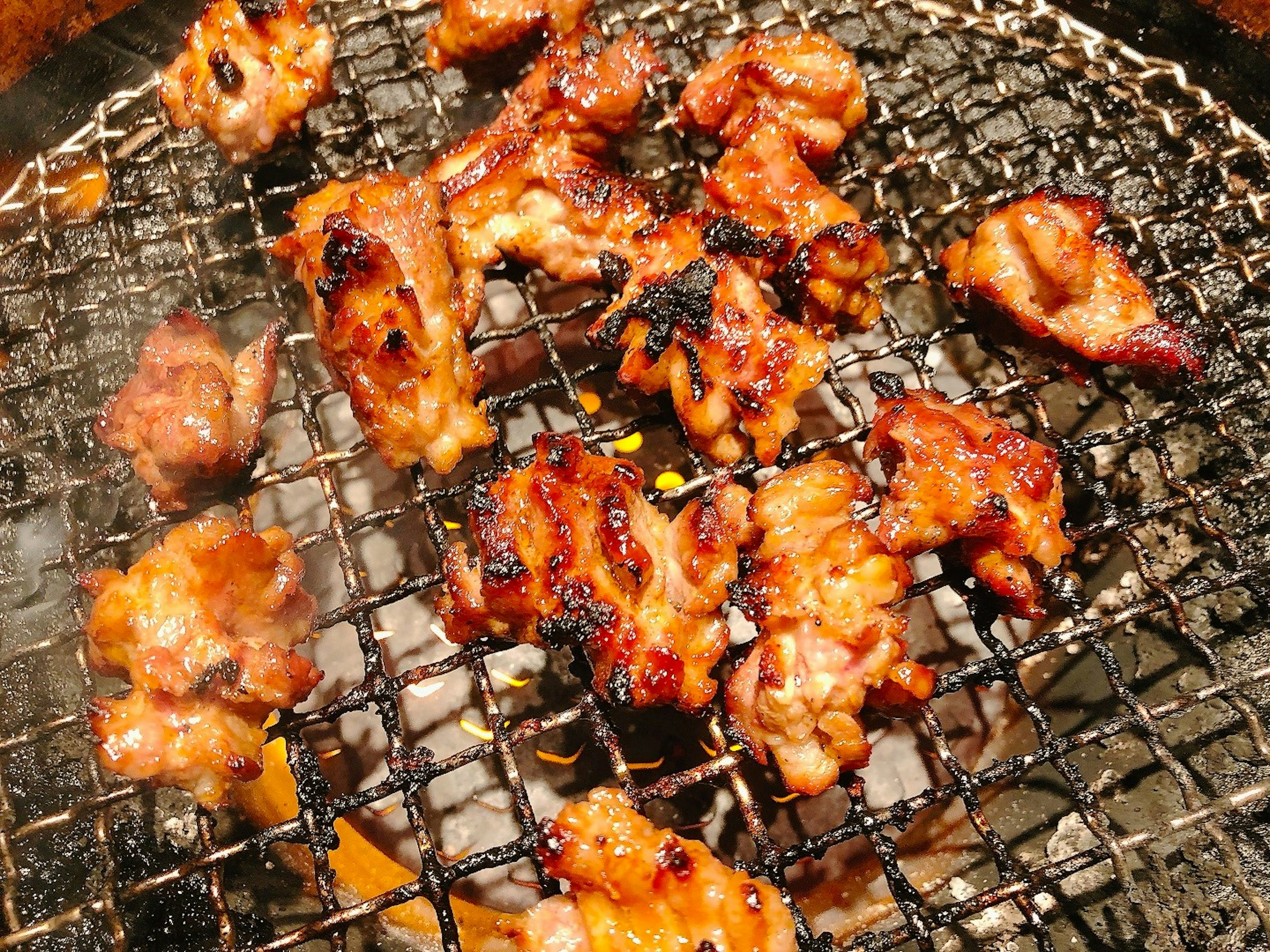 Piezas de pollo a la parrilla en una parrilla