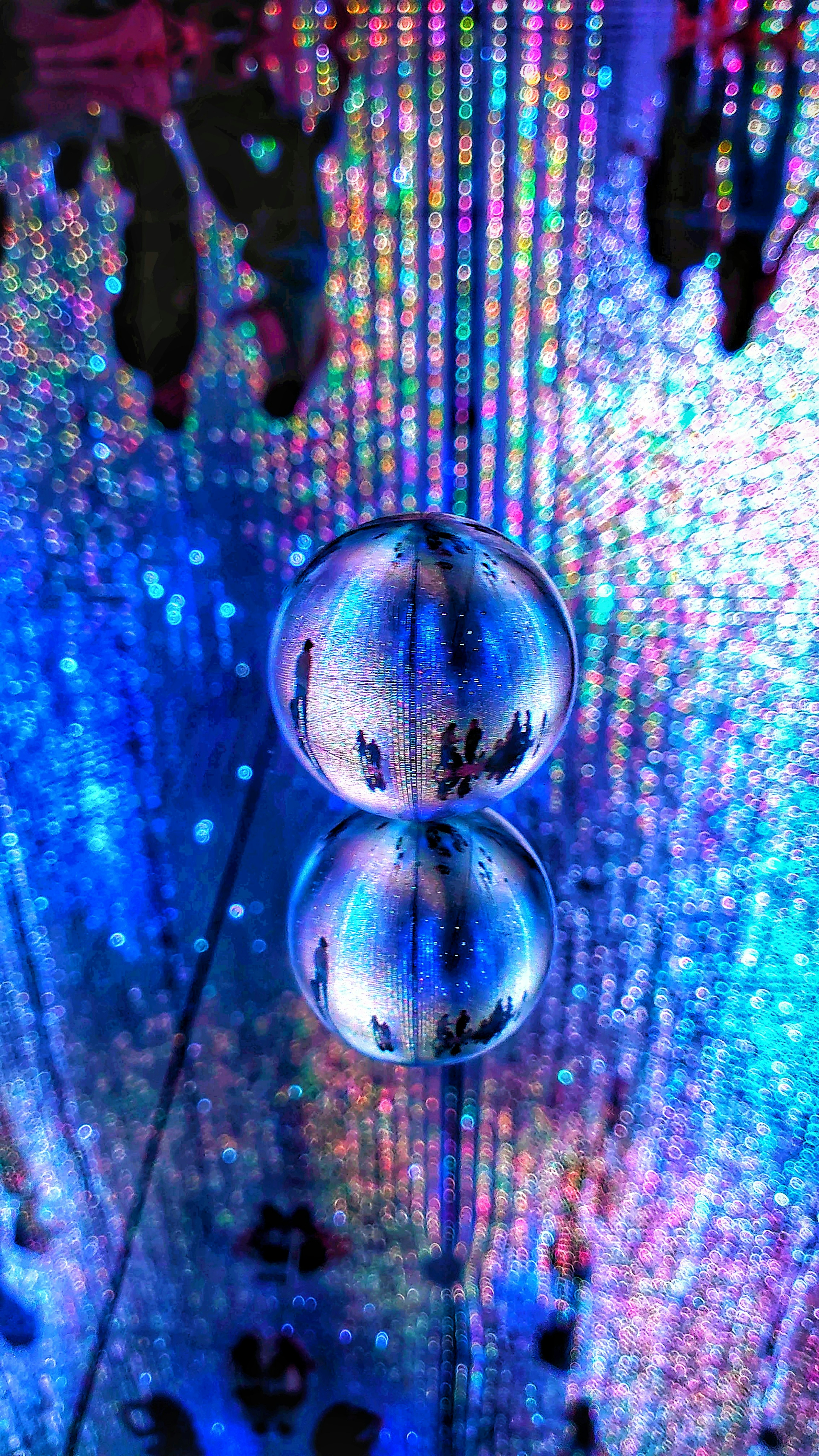 Esfera transparente reflejando luces azules vibrantes