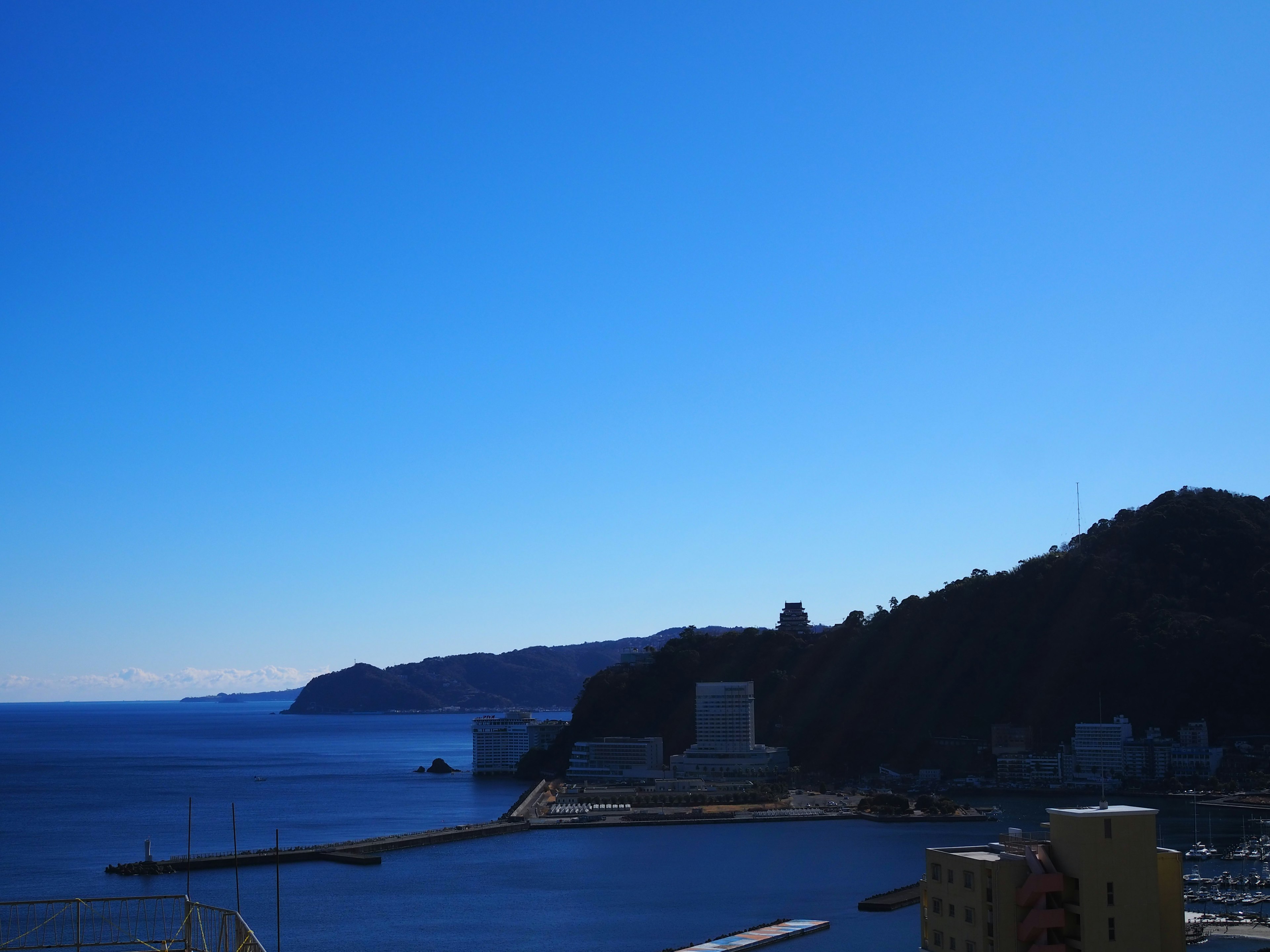 Silhouette von Bergen entlang einer blauen Himmel- und Meereslandschaft