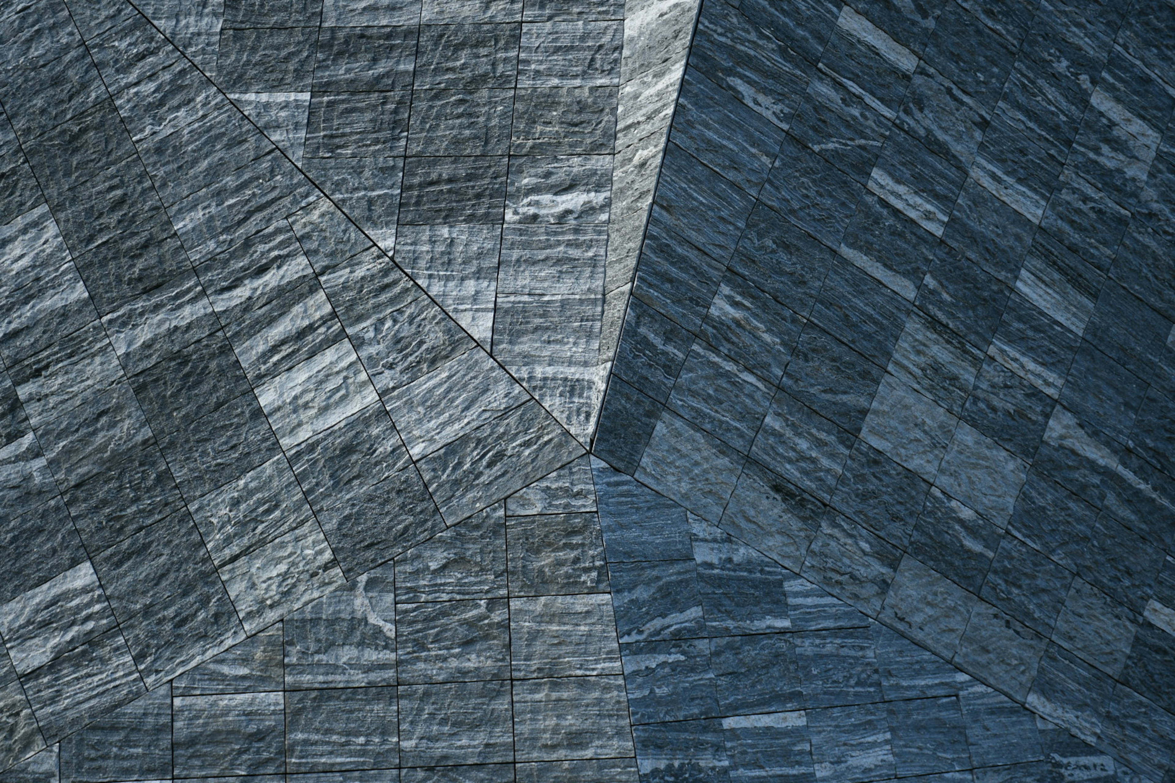 Motif abstrait de textures de schiste entrecroisées dans des tons de bleu et de gris