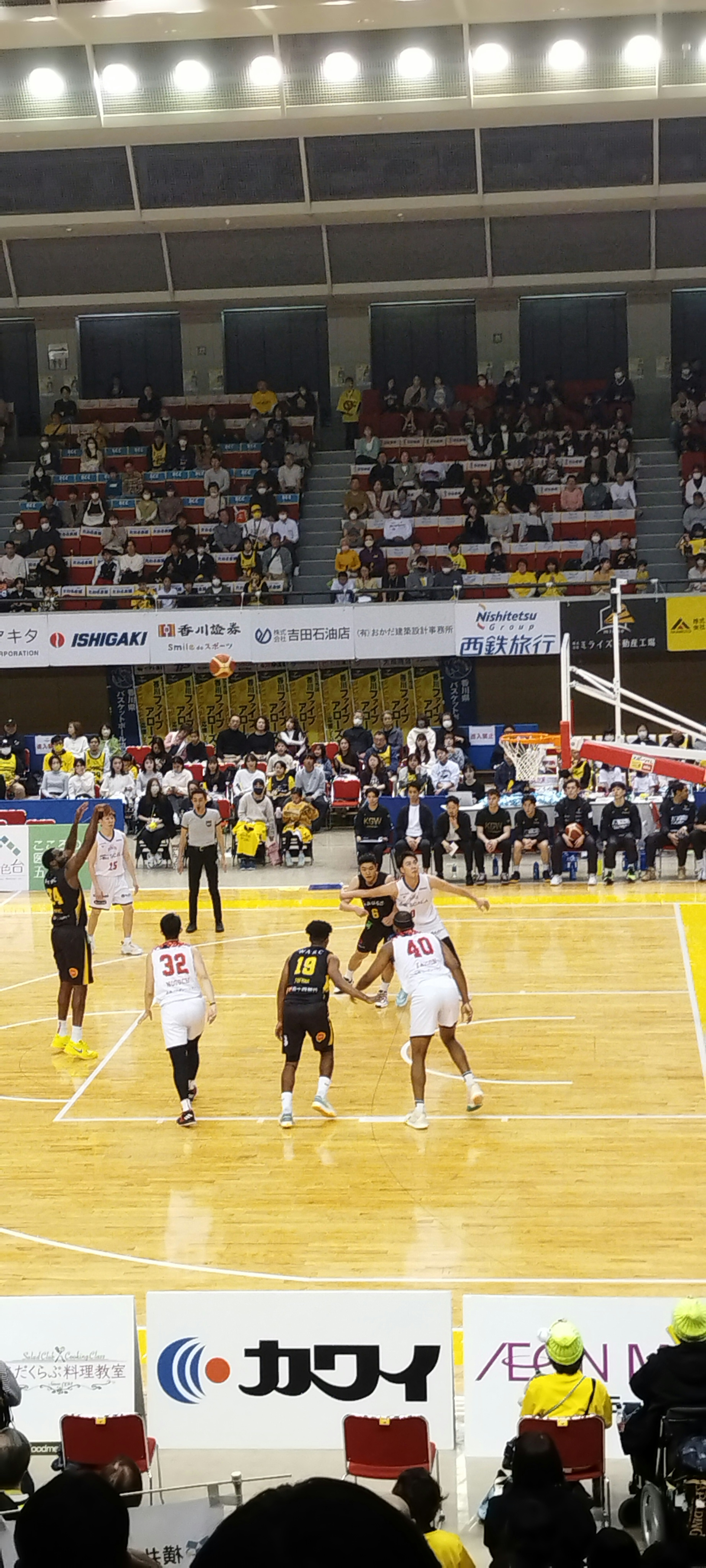 Pertandingan basket dengan pemain dan penonton