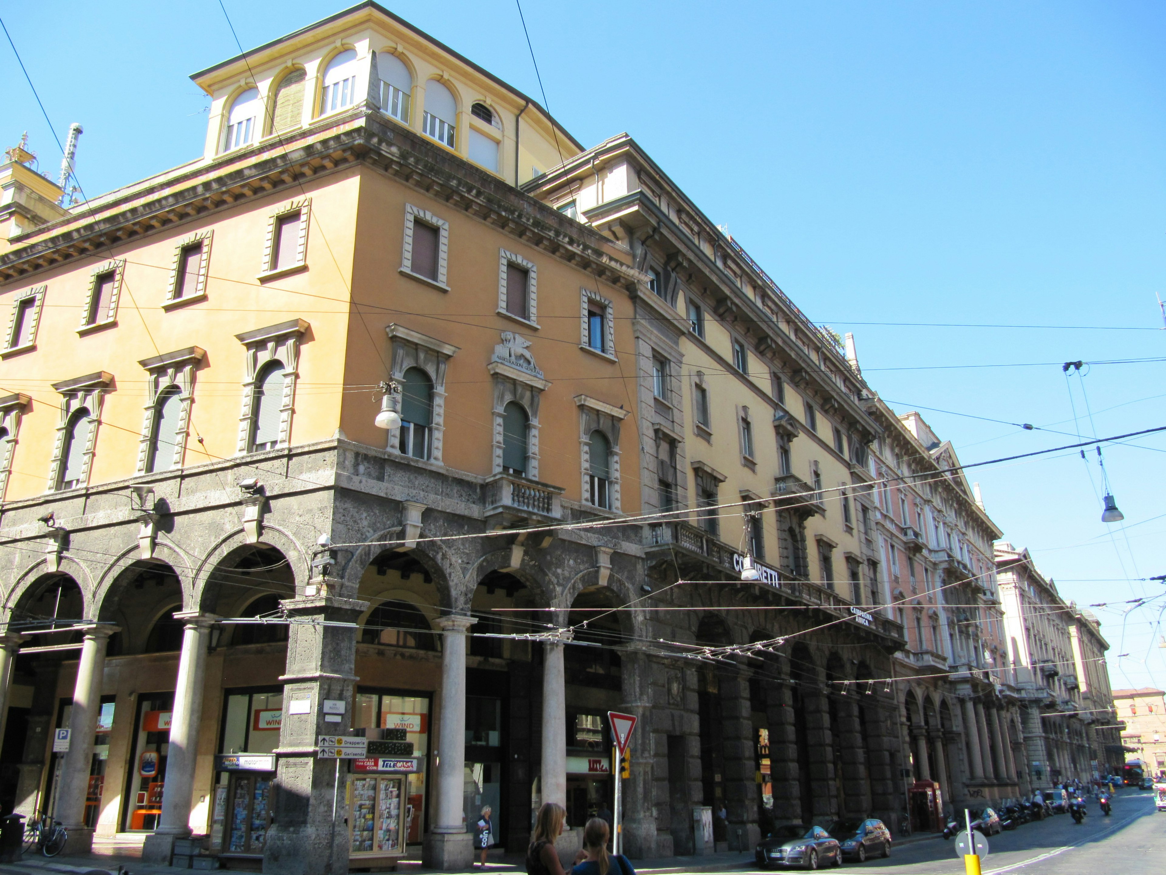 Historische Gebäude mit Bögen und Balkonen in einer städtischen Umgebung