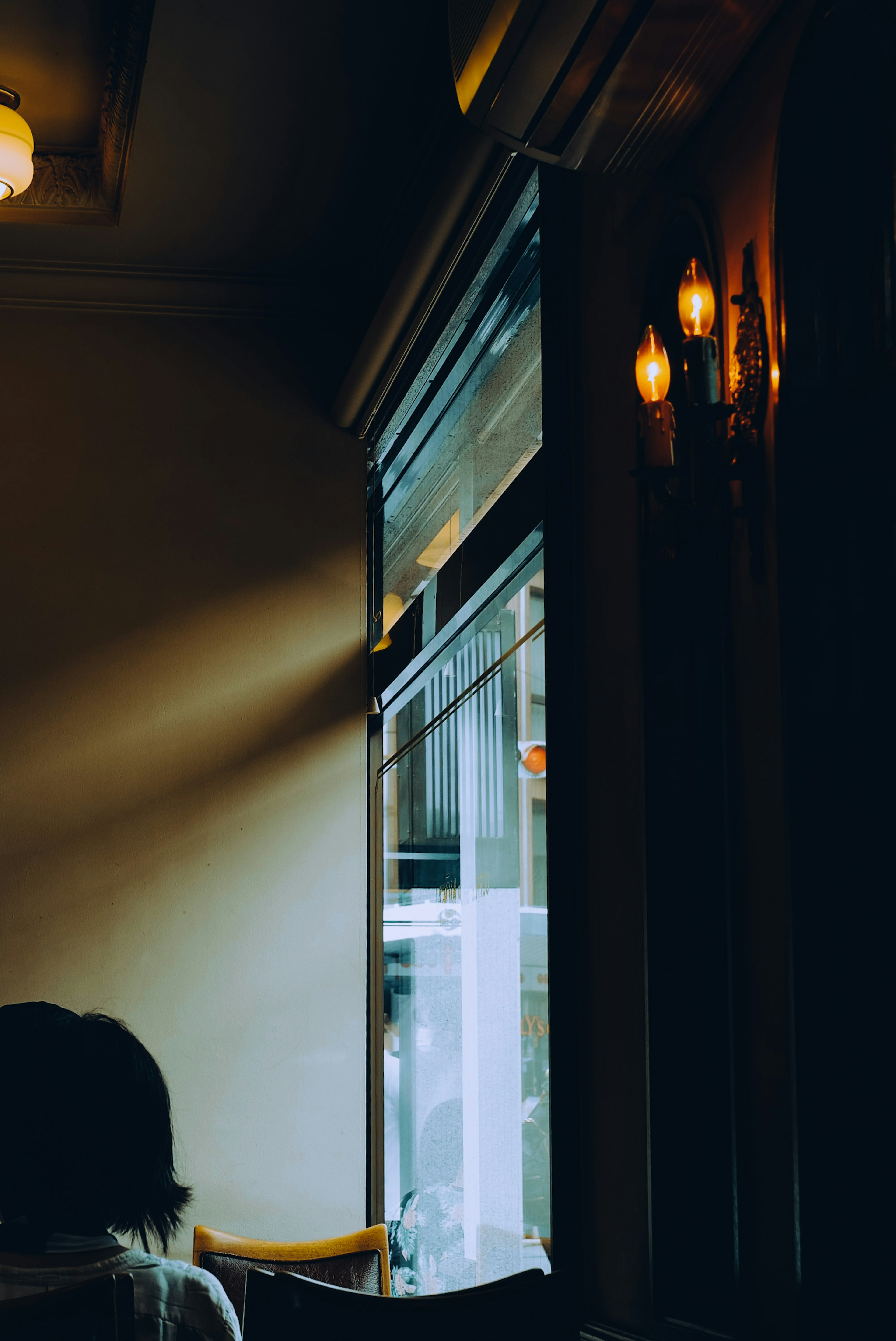 Interior de un café junto a la ventana con luz suave y diseño simple