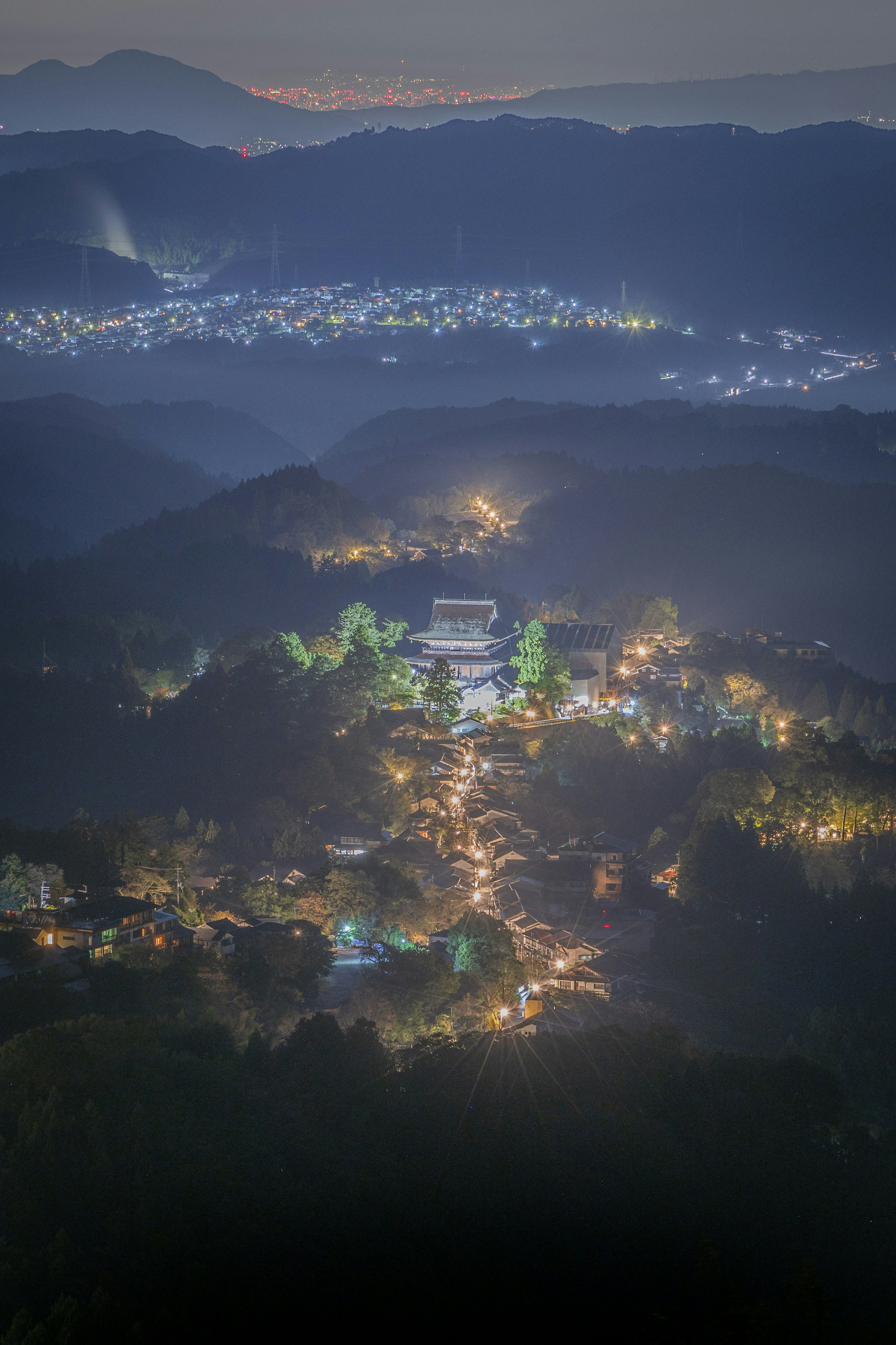 夜景が広がる山の風景と明かりが点在する集落