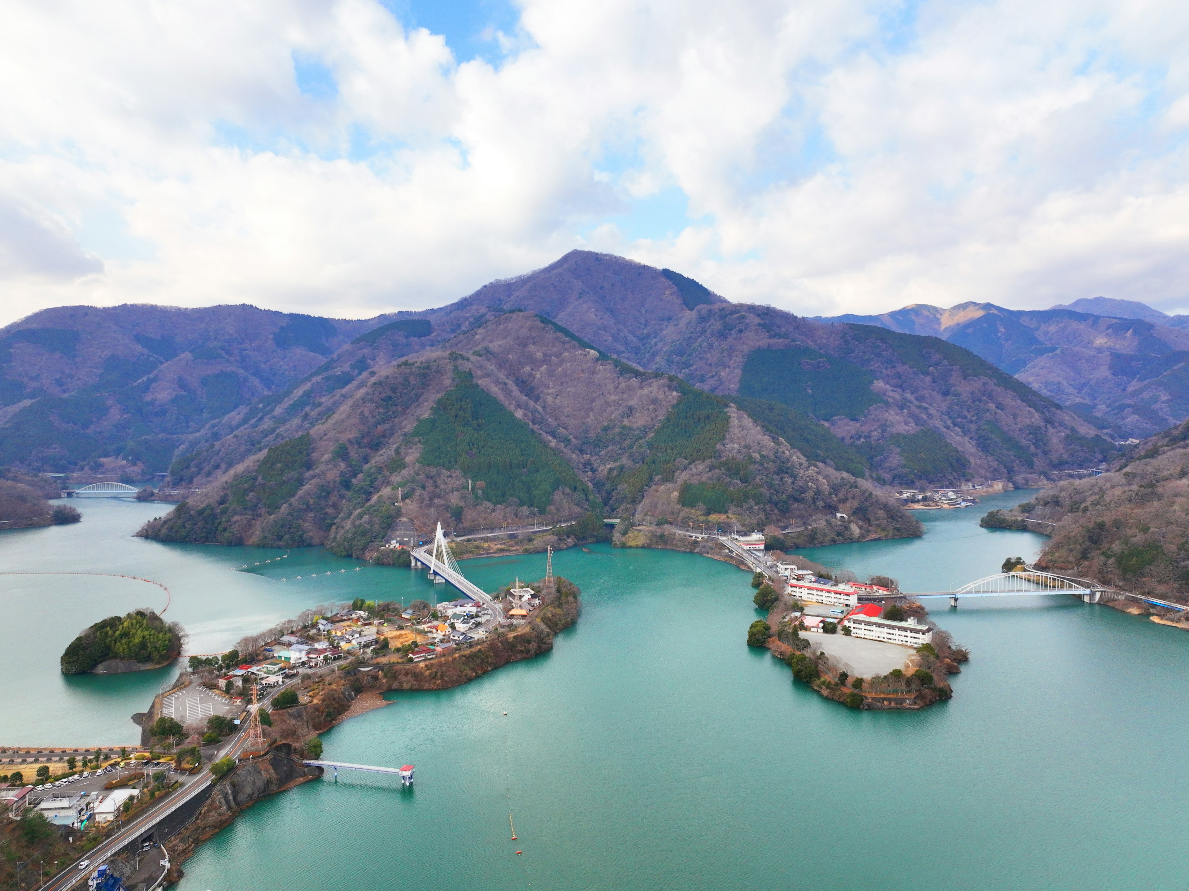 美しい湖と山々の風景を示す空撮写真