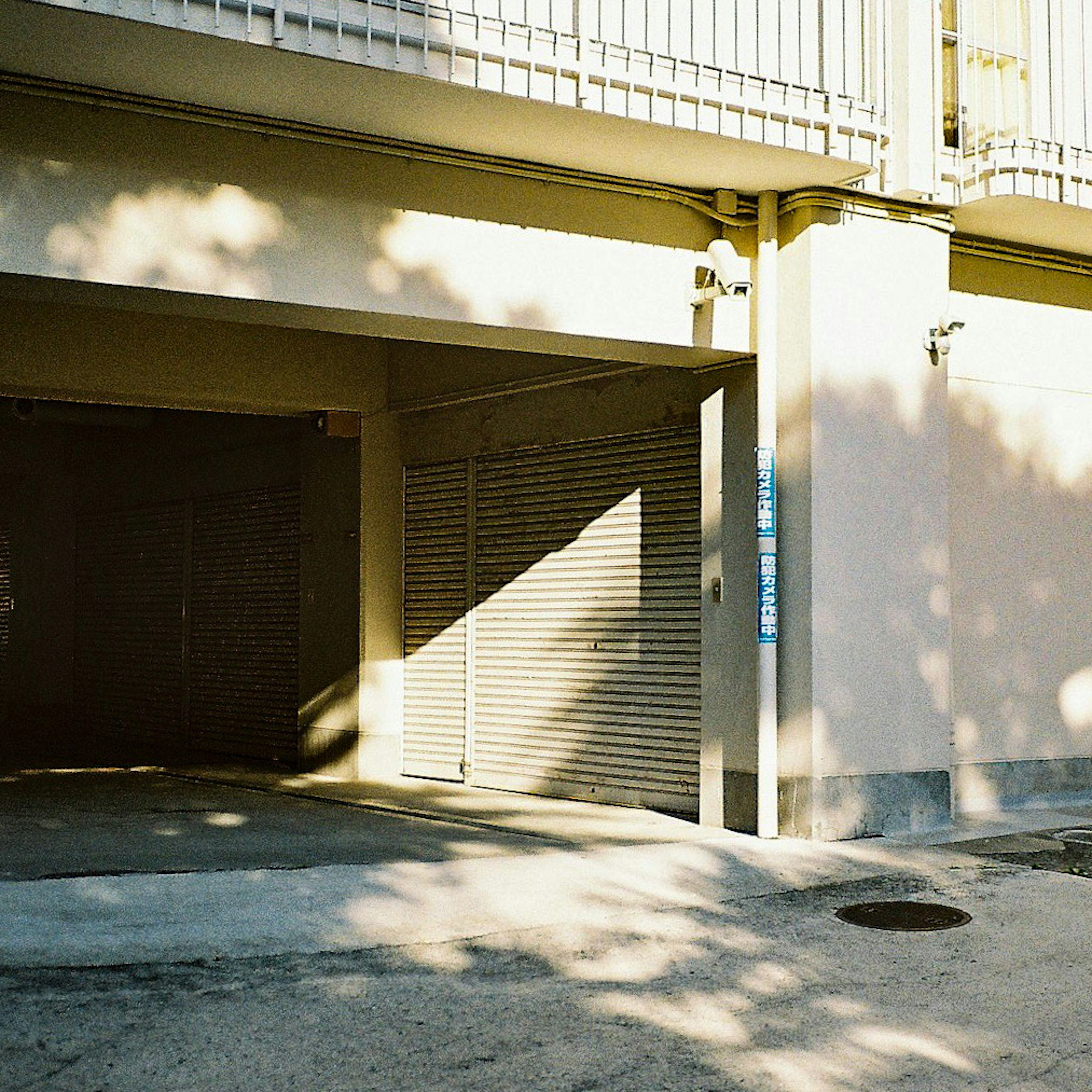 Ingresso del parcheggio con ombre sul muro