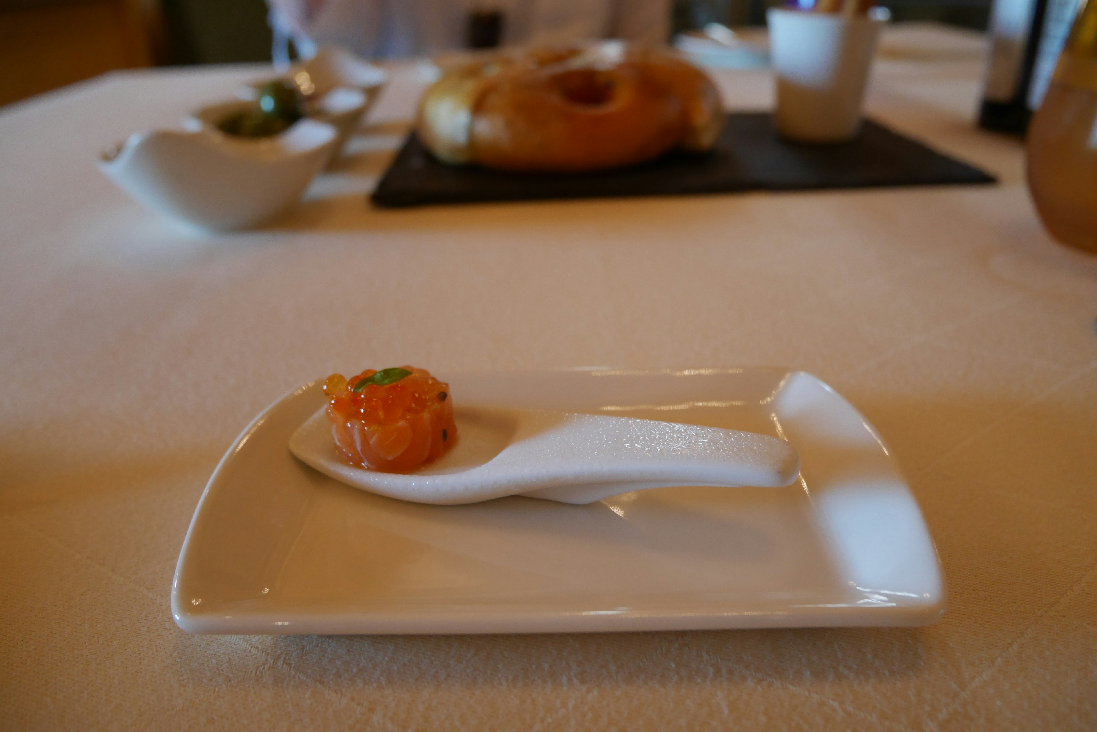 Un aliment orange sur une assiette blanche avec une cuillère