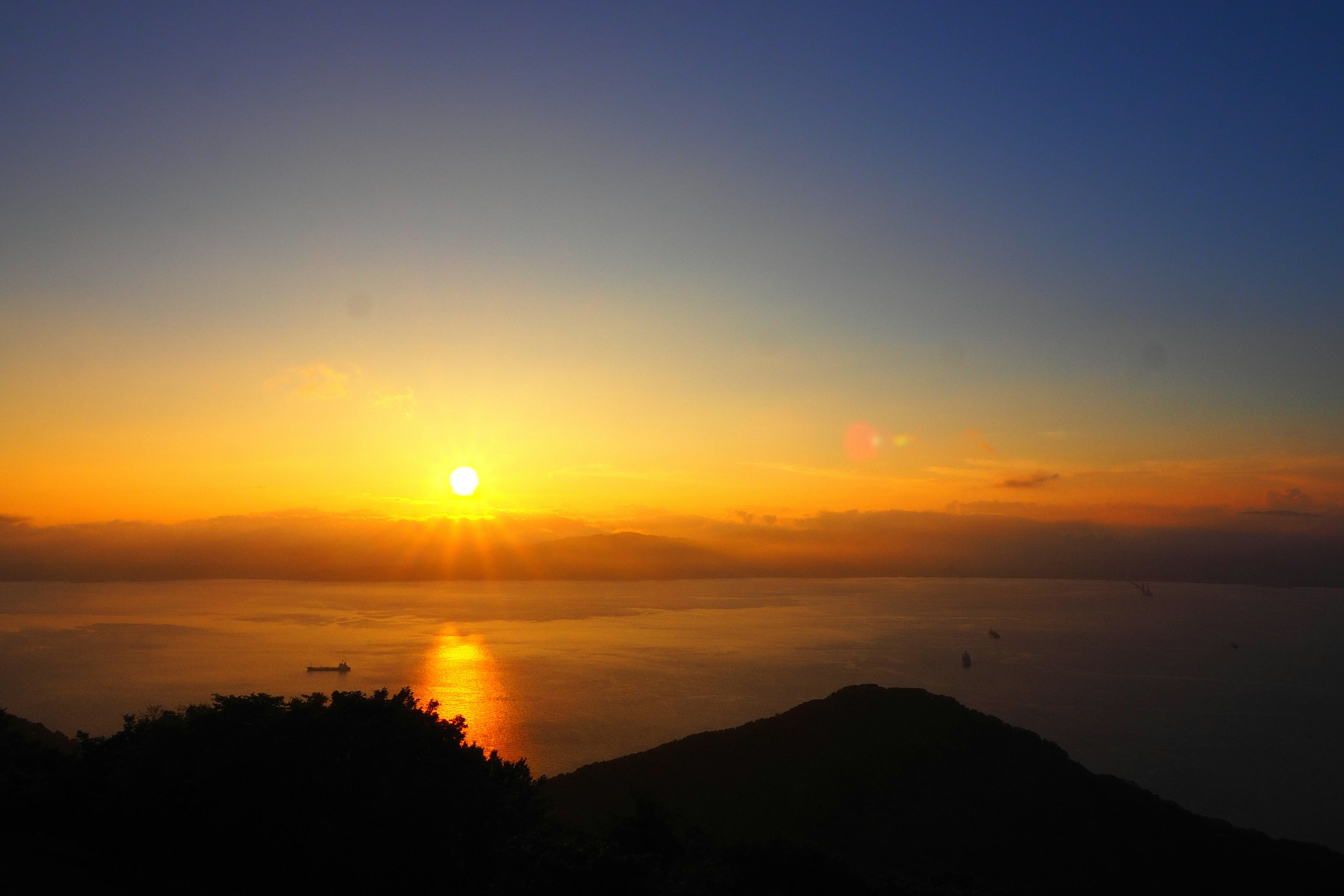 美丽的海上日落风景