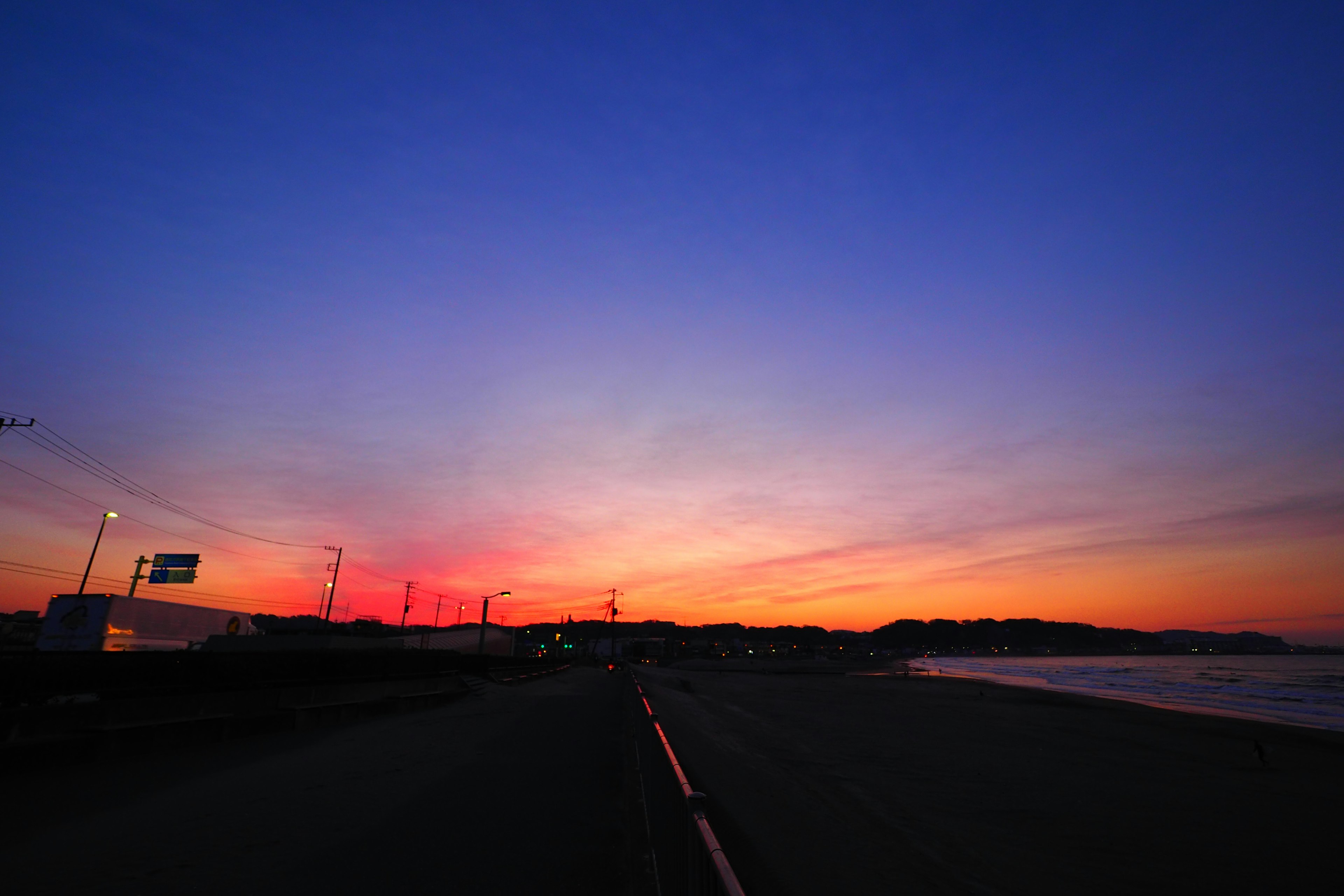 Cielo del tramonto vibrante su una strada costiera