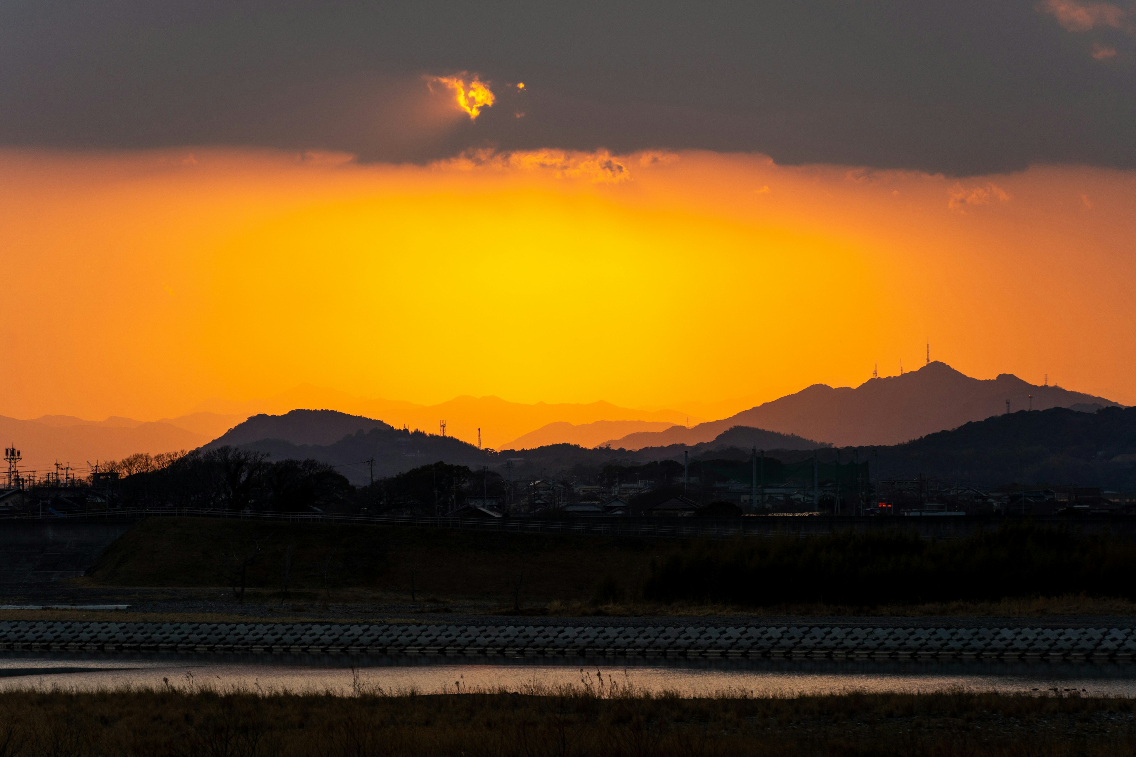 Magnifique coucher de soleil avec des montagnes en silhouette