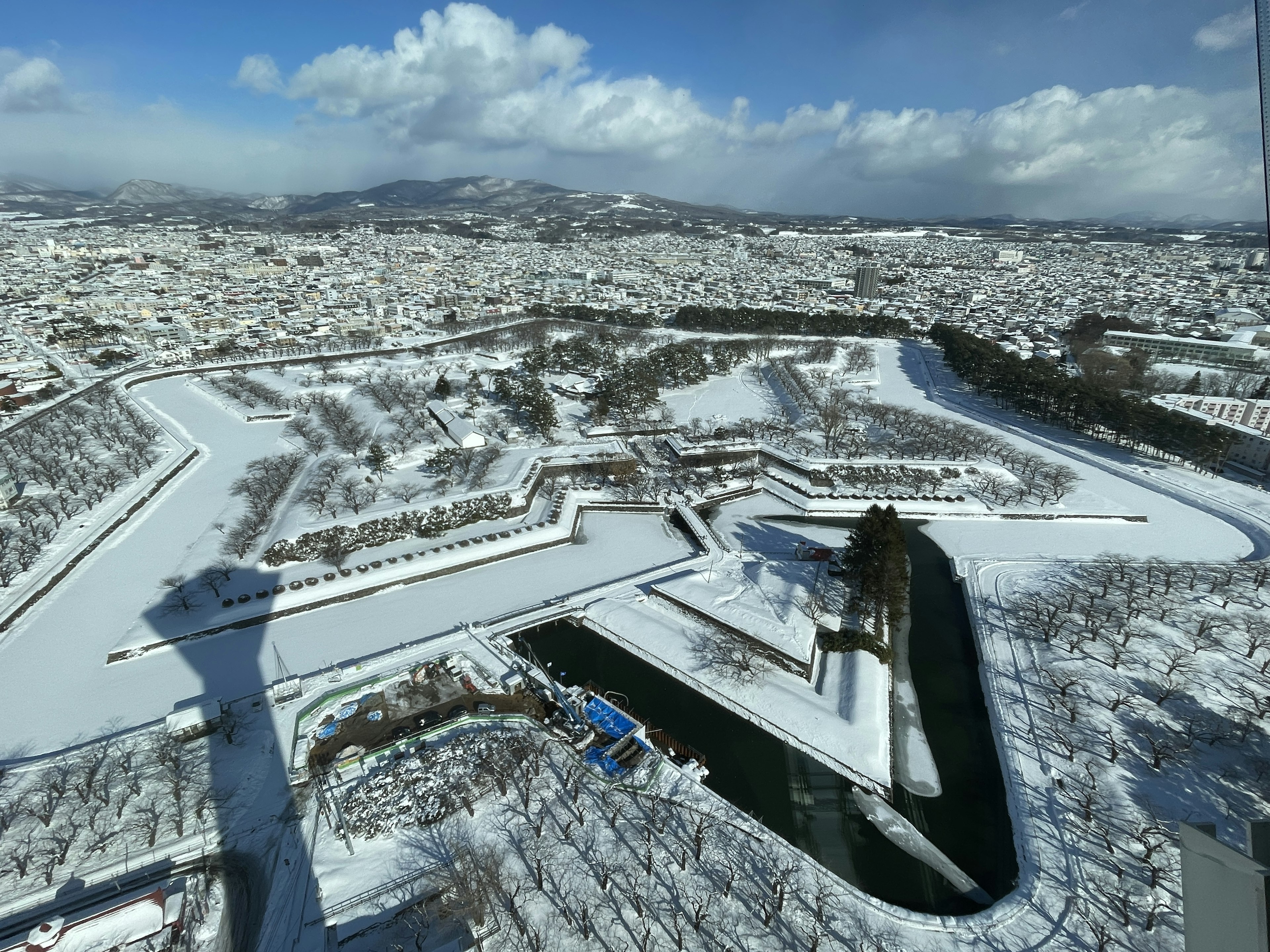 Un paisaje de castillo cubierto de nieve con cielo azul