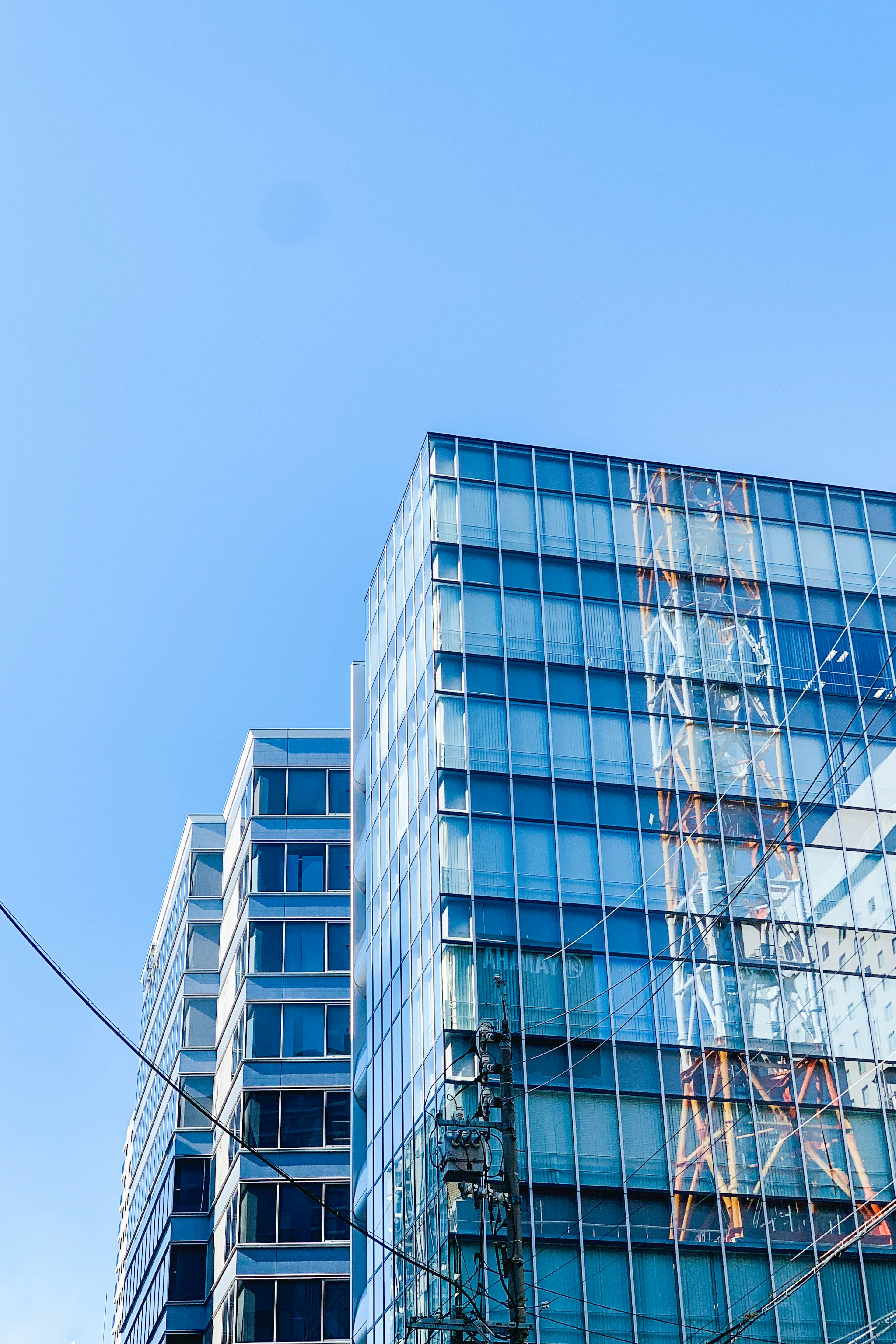 Primer plano de edificios modernos de vidrio bajo un cielo azul