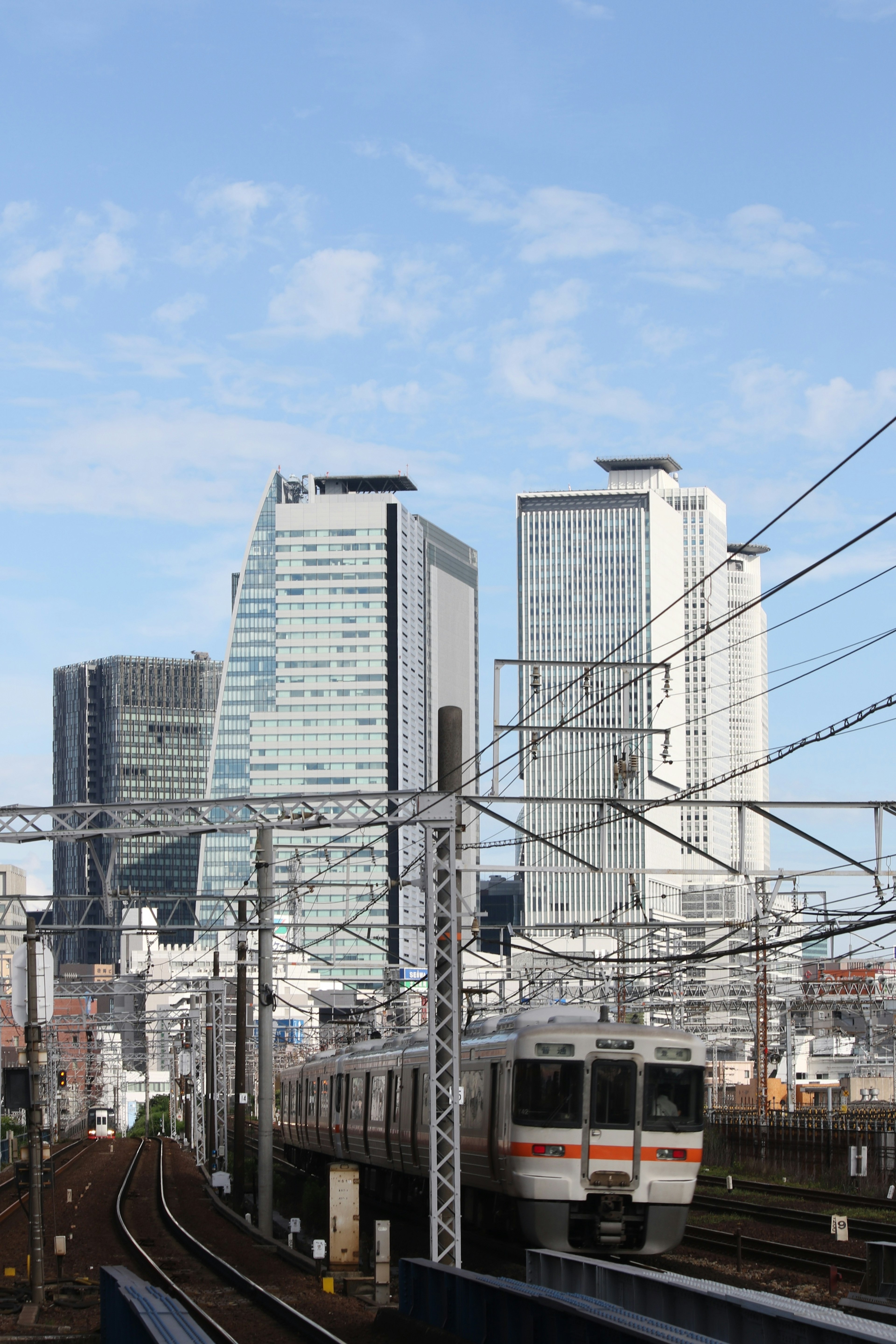 城市風景，包含摩天大樓和火車