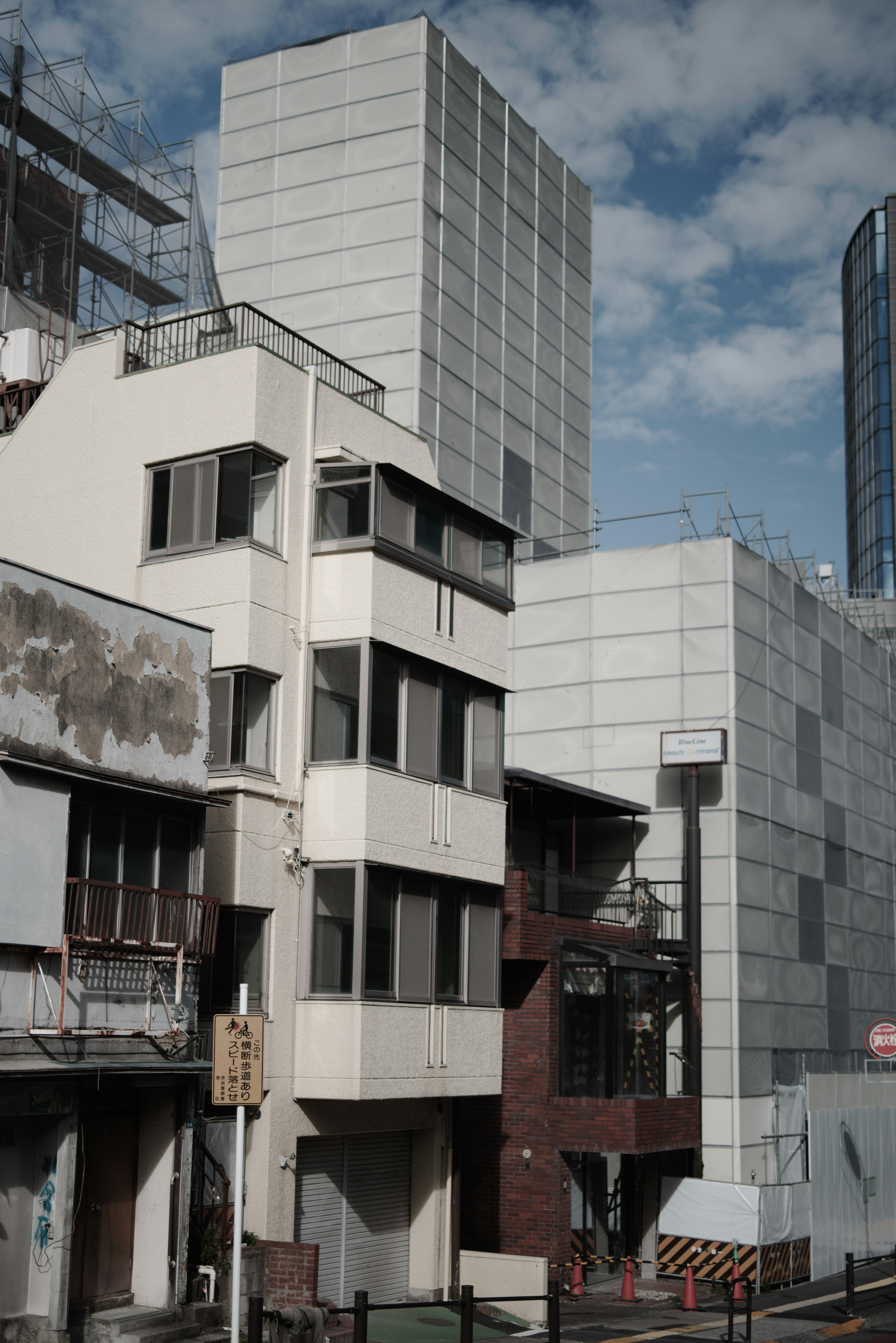 城市景观,现代建筑与老旧建筑相邻