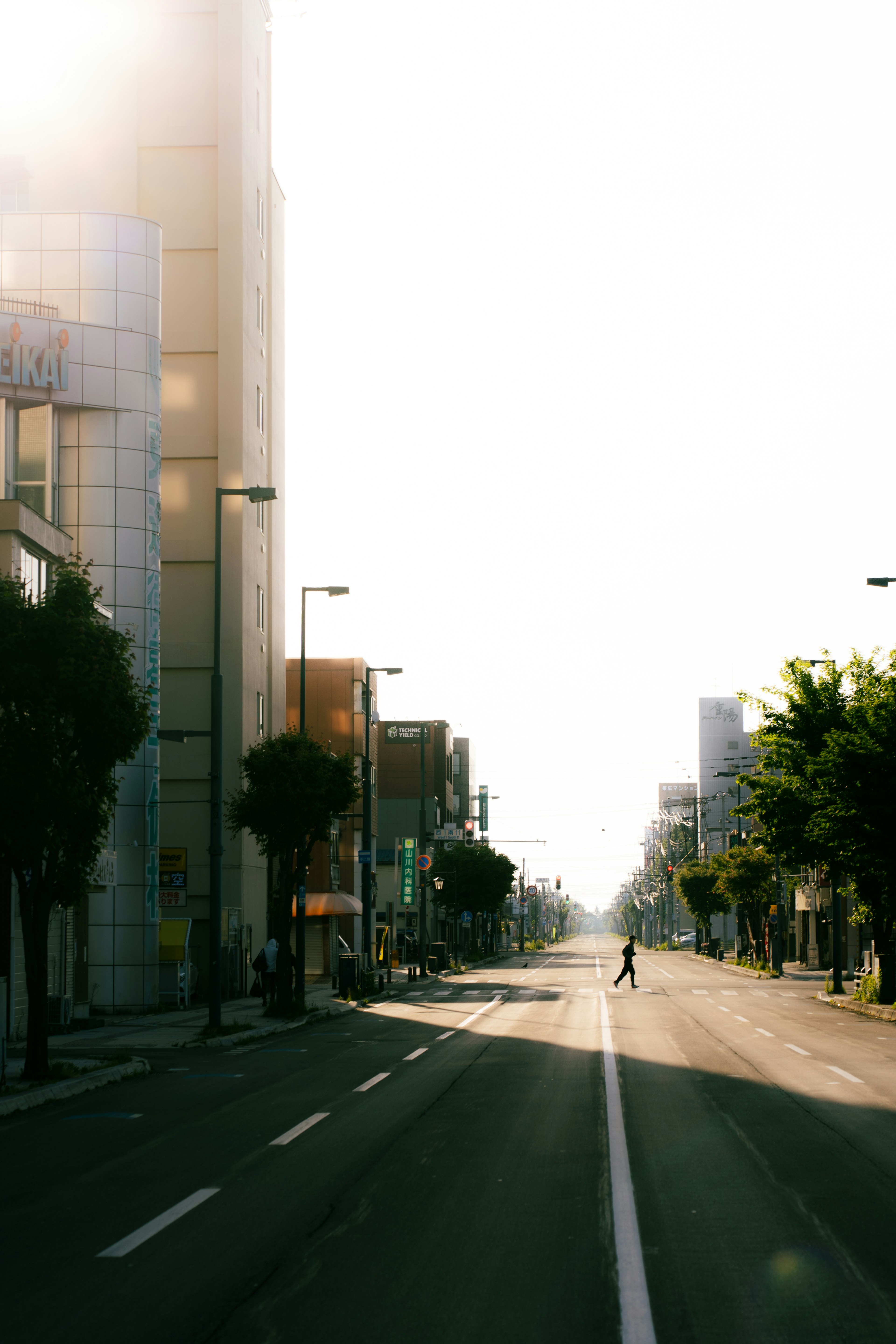 Una persona caminando por una brillante calle de la ciudad