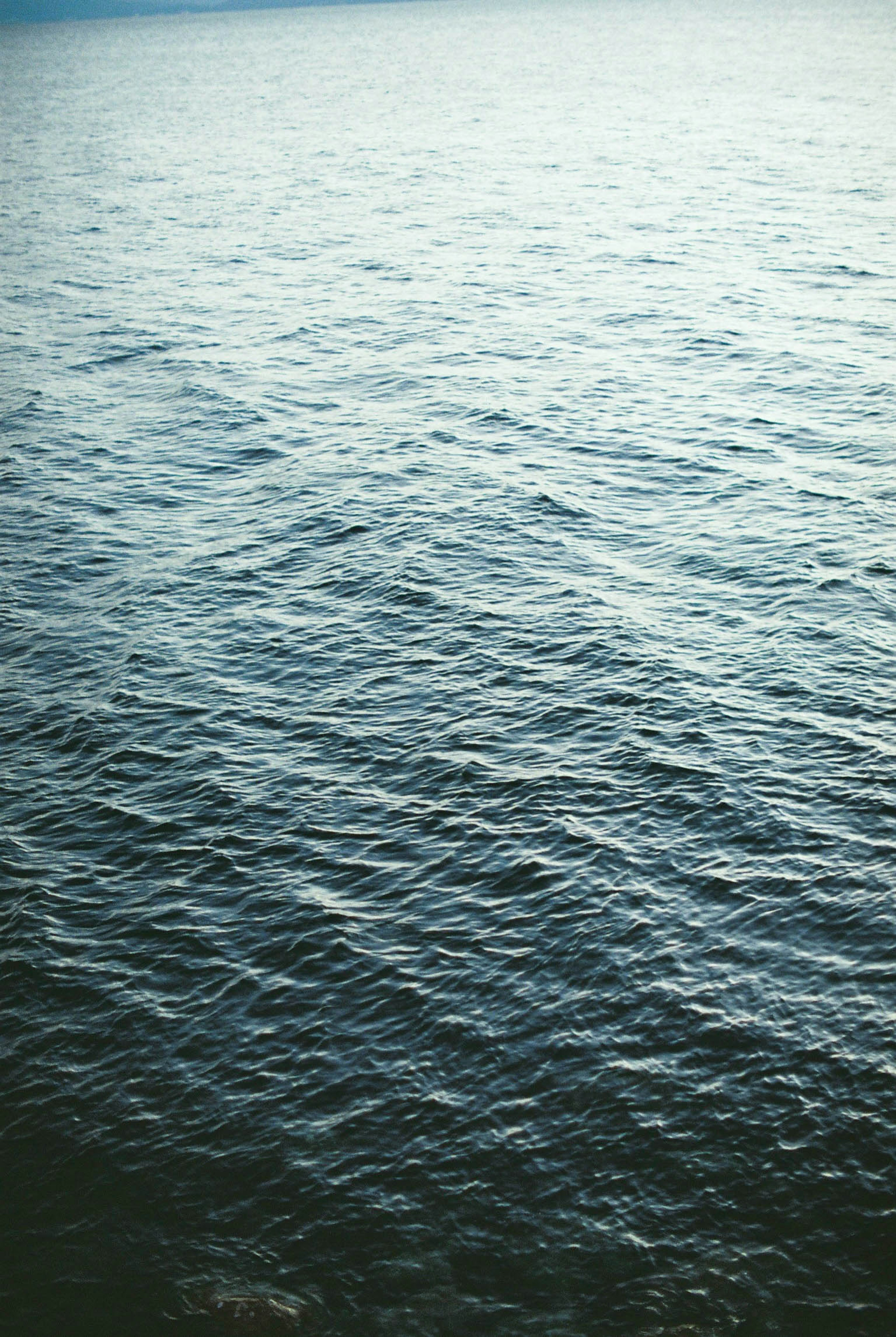 Surface calme de la mer avec des vagues douces