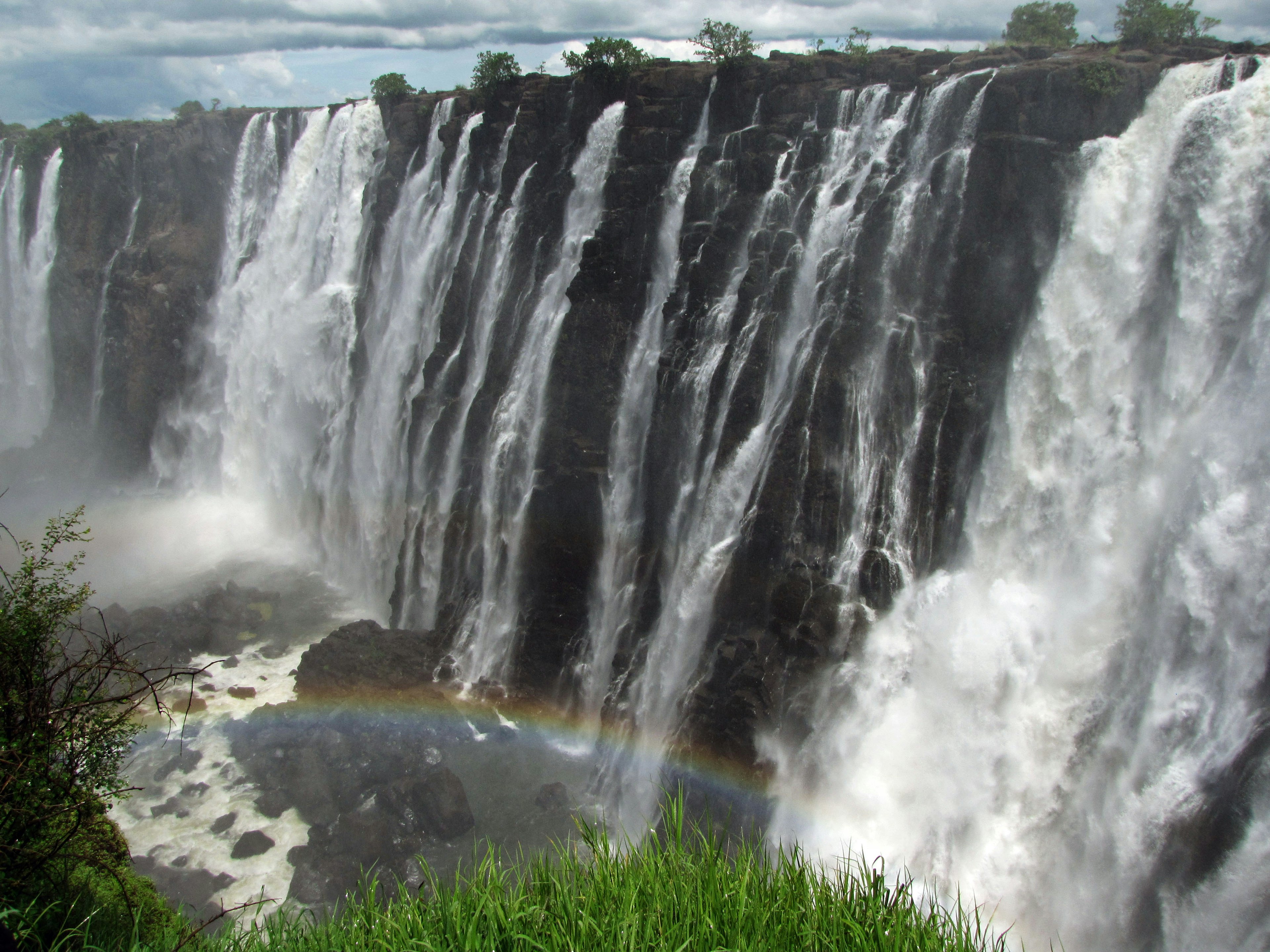 Cascata maestosa con un arcobaleno