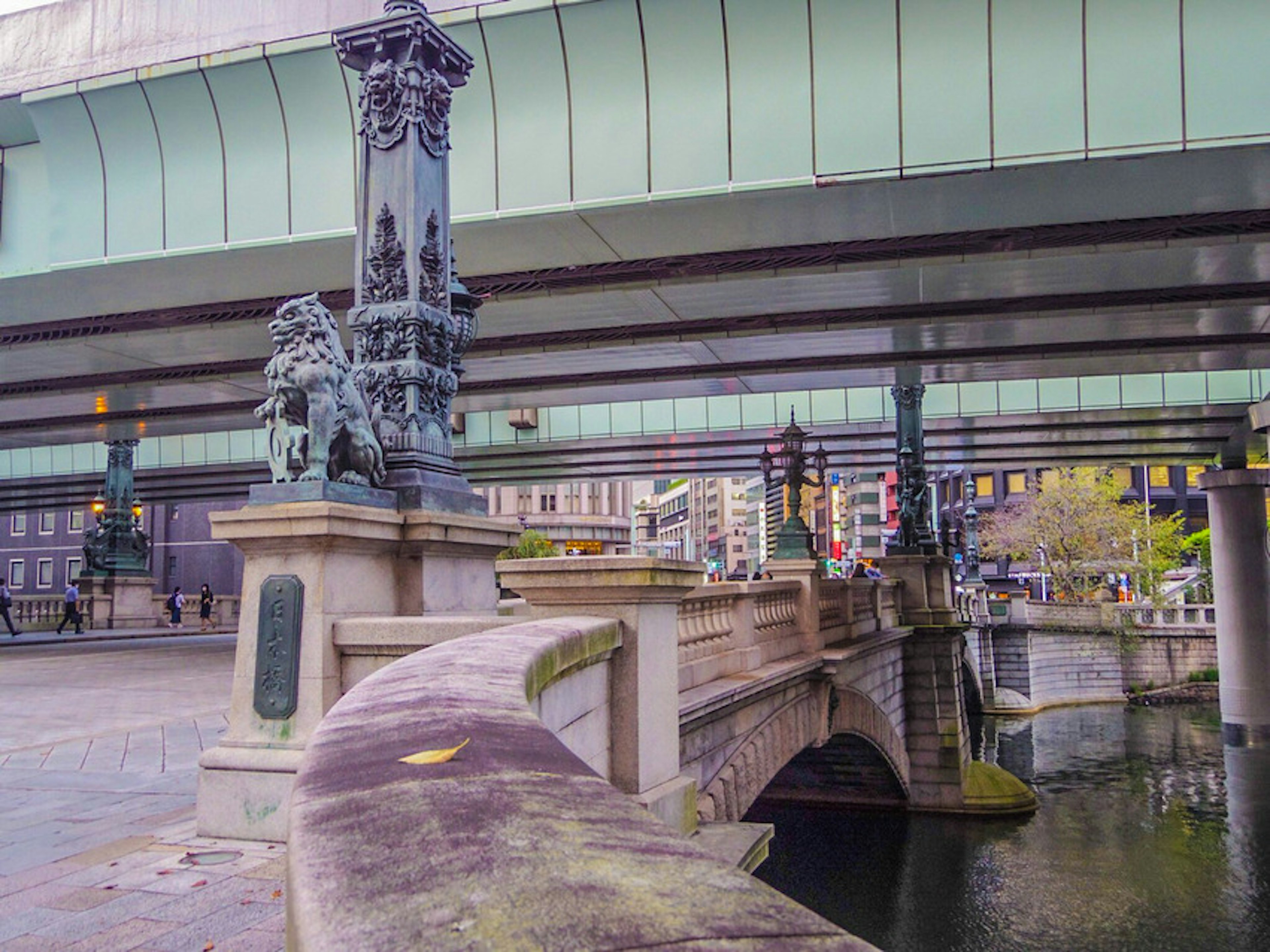 Scultura e vista sull'acqua sotto il ponte