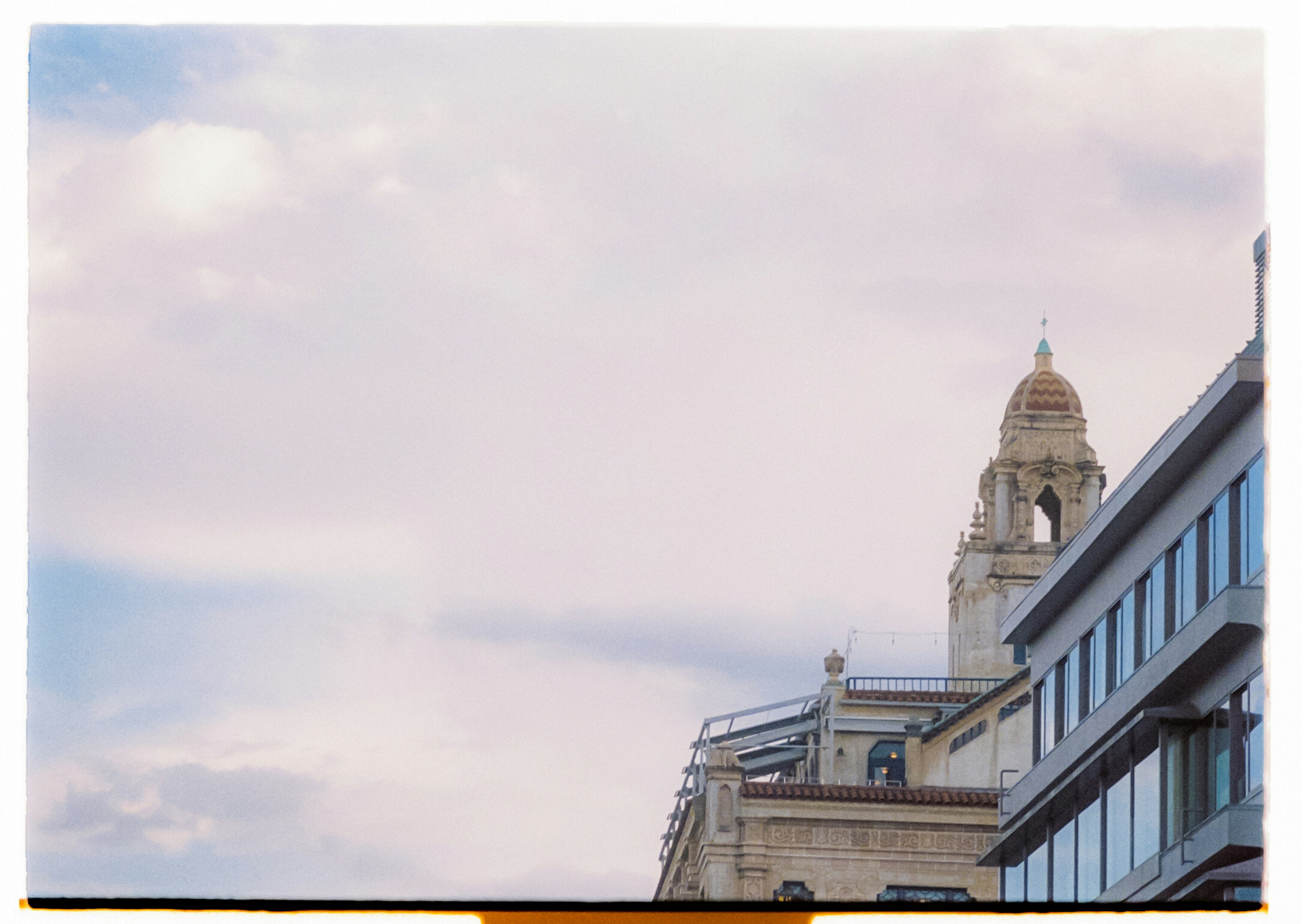 Blick auf ein Gebäude mit einem Turm unter einem blauen Himmel