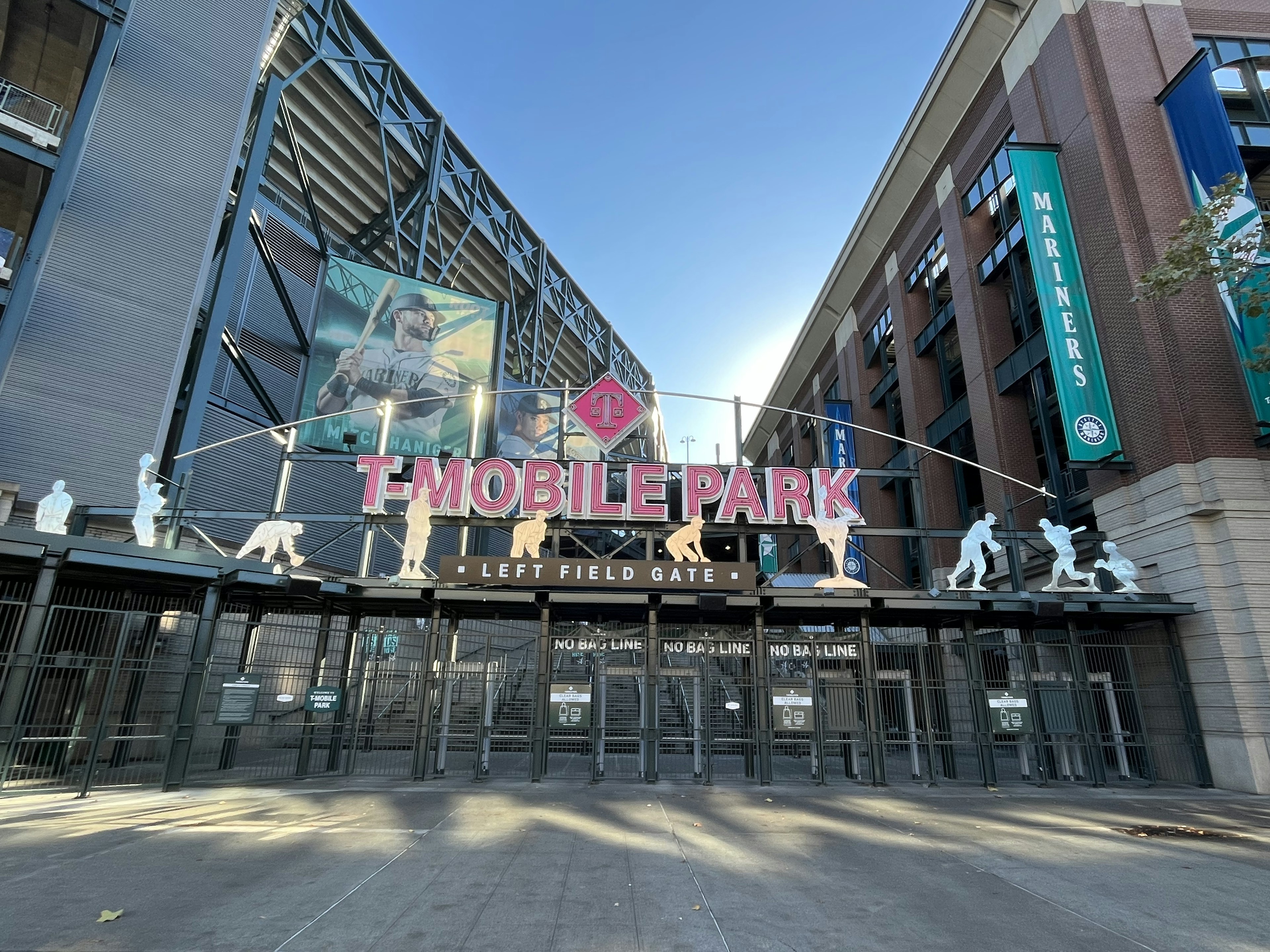 Foto vom Eingang des T-Mobile Parks mit klarem blauen Himmel