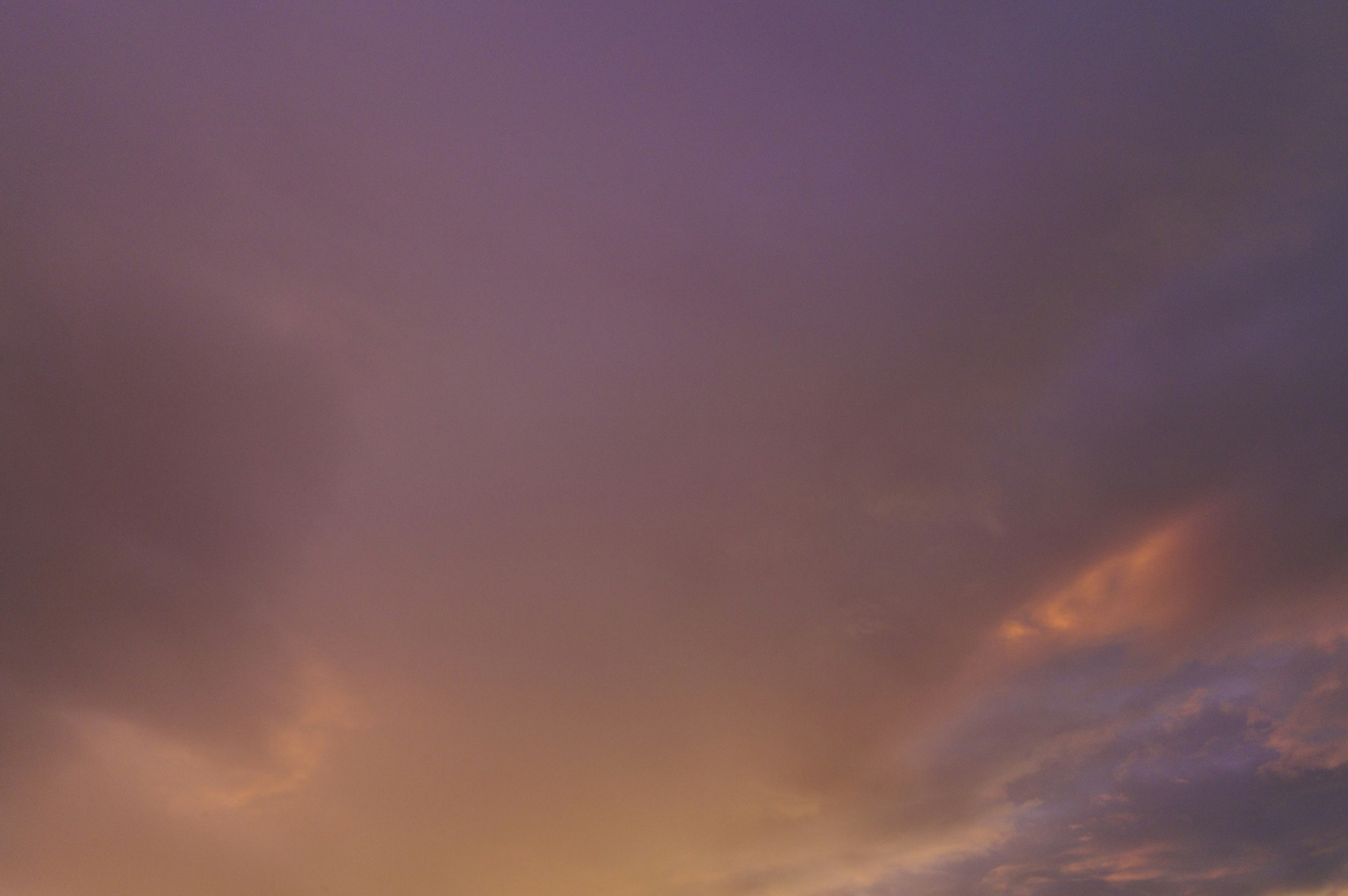 Cielo al tramonto viola e arancione