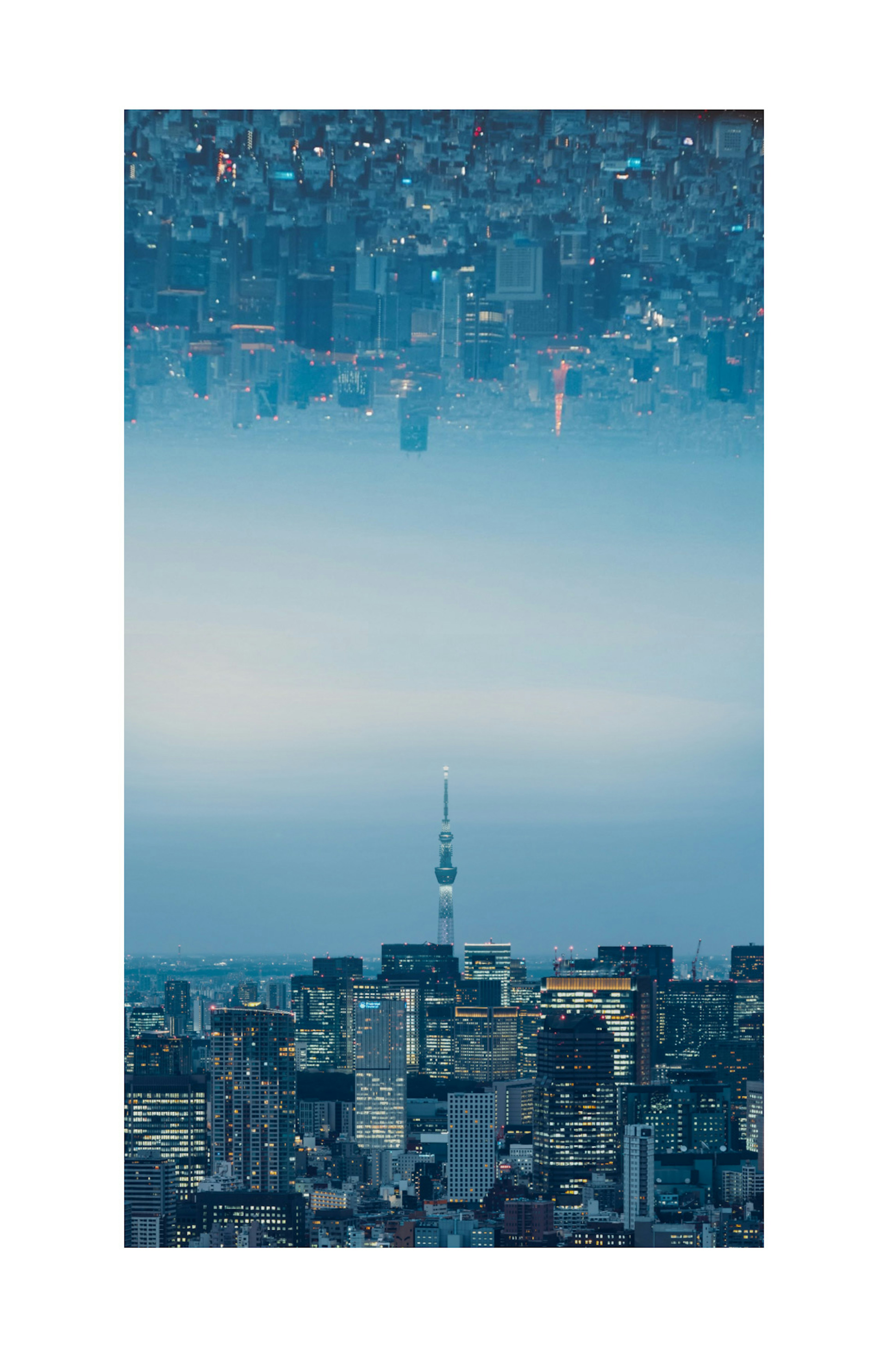 Pemandangan kota biru Tokyo dengan refleksi Menara Tokyo