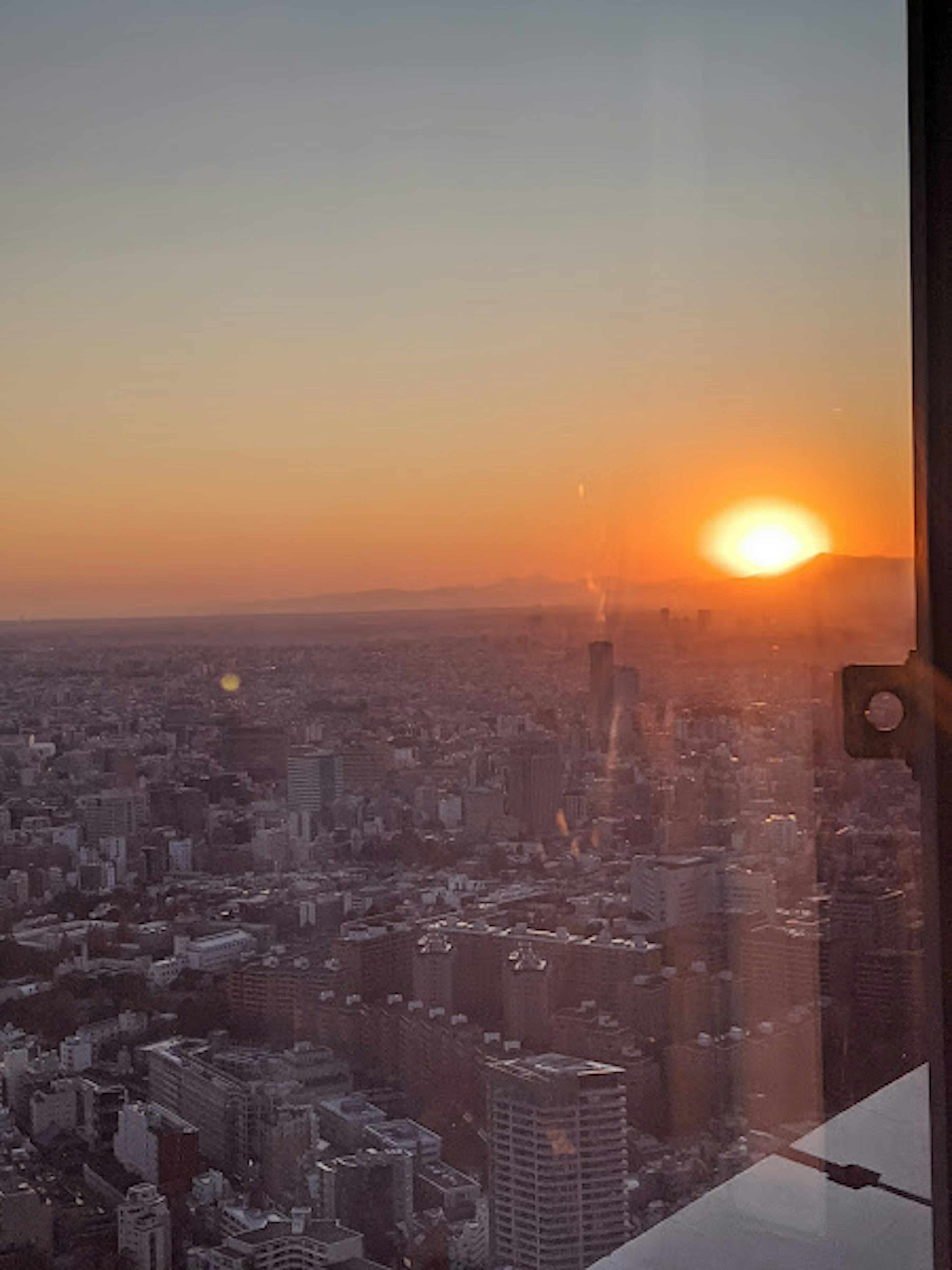 Vista della città al tramonto con grattacieli e paesaggio urbano