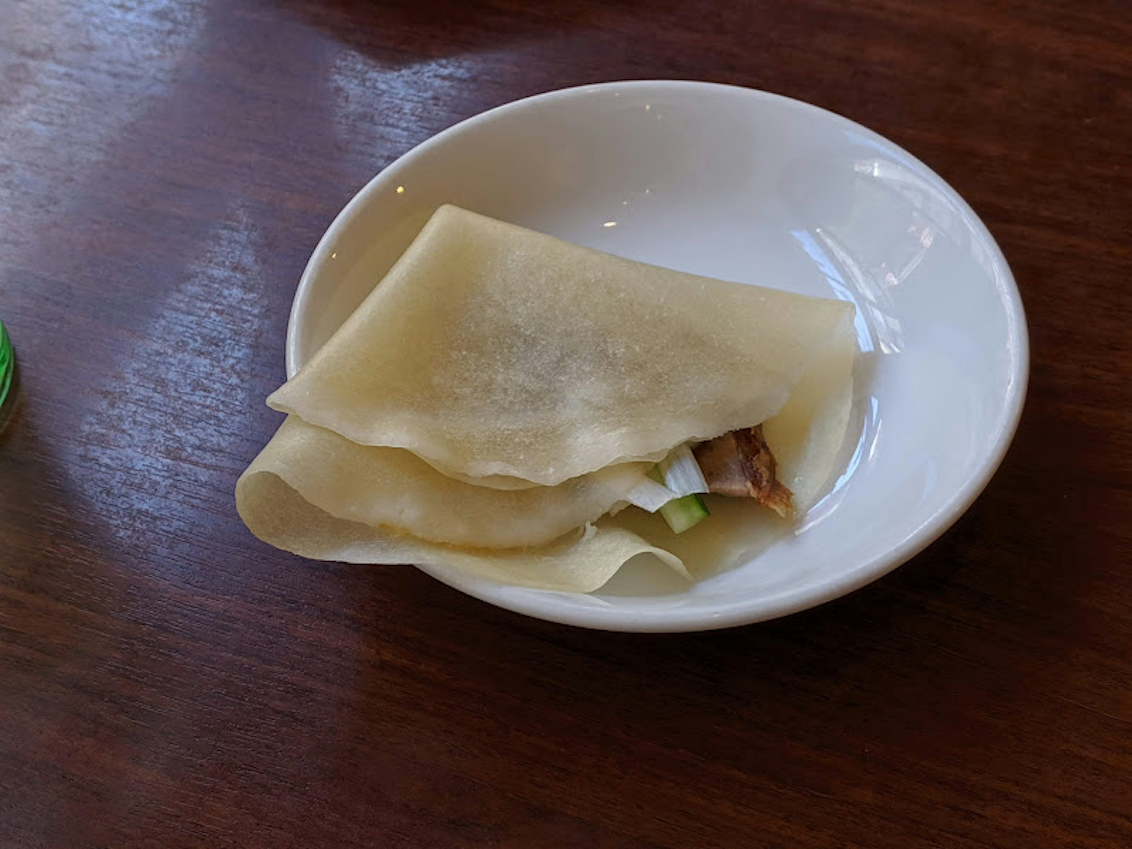 Dünner Crêpe mit Füllung auf einem weißen Teller