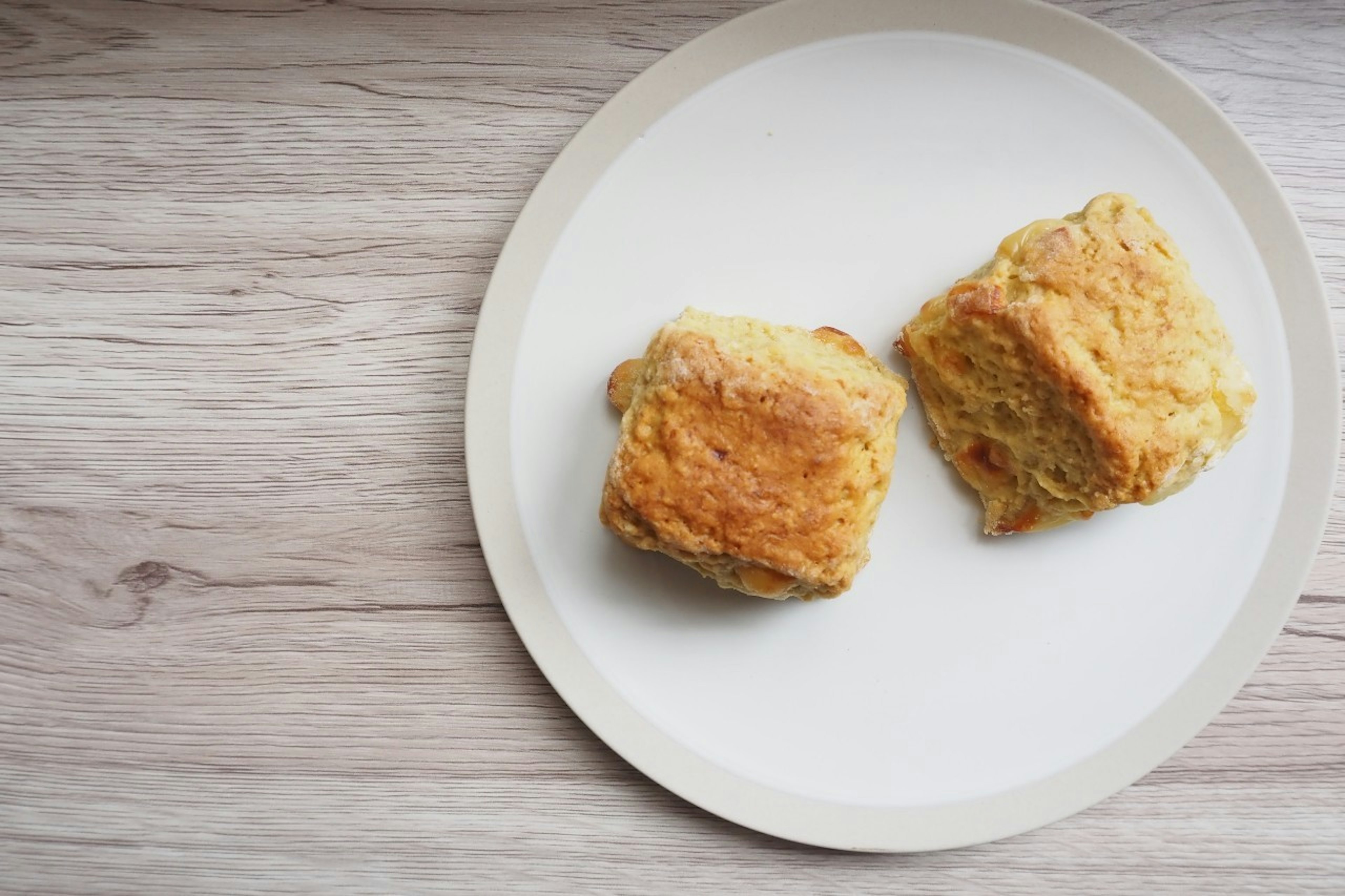 Deux scones fraîchement cuits sur une assiette