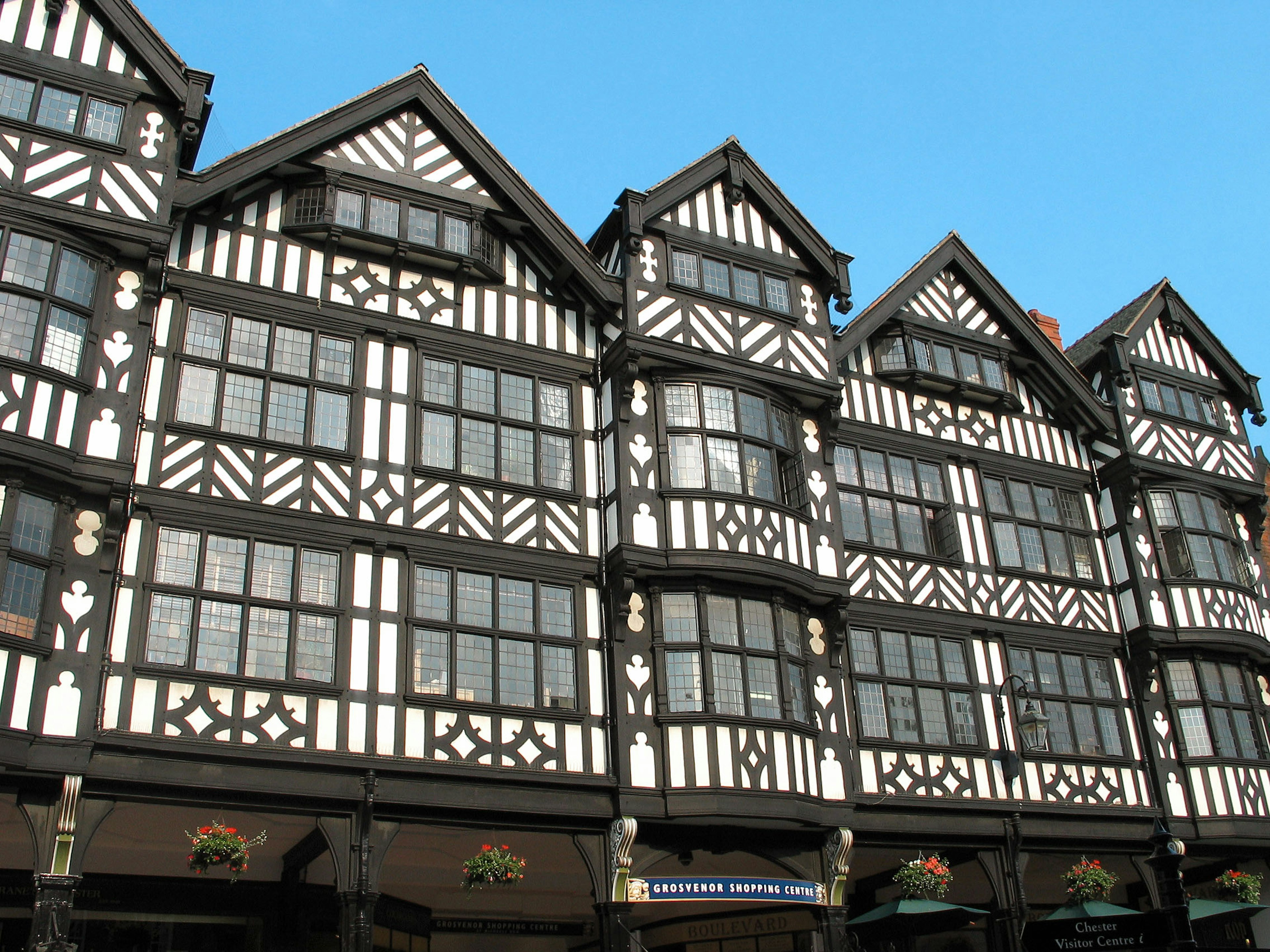 Fachada de un edificio inglés tradicional con diseño de rayas negras y blancas