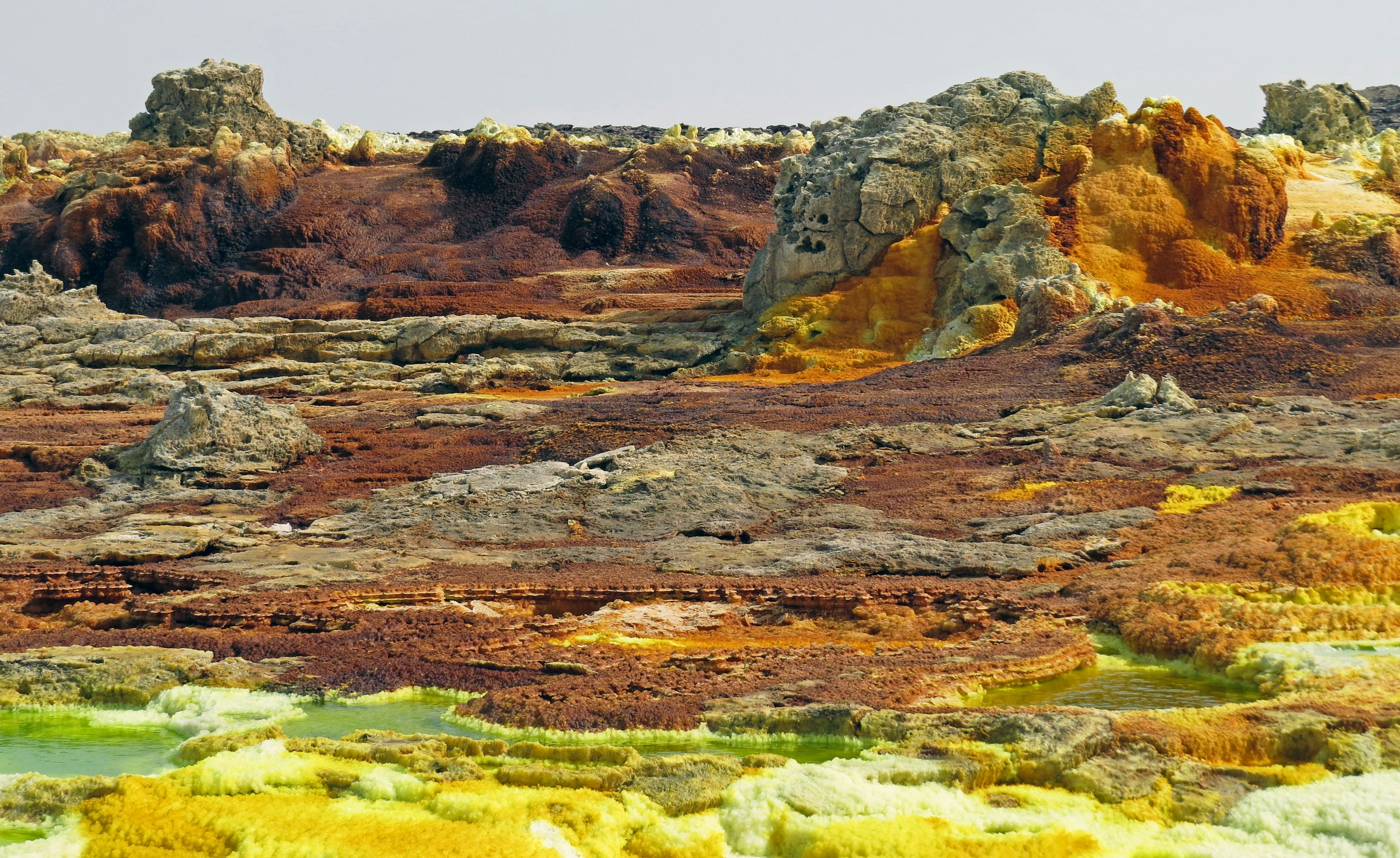 Buntes Felslandschaft mit lebhaften Farbtönen und einzigartigen Formationen