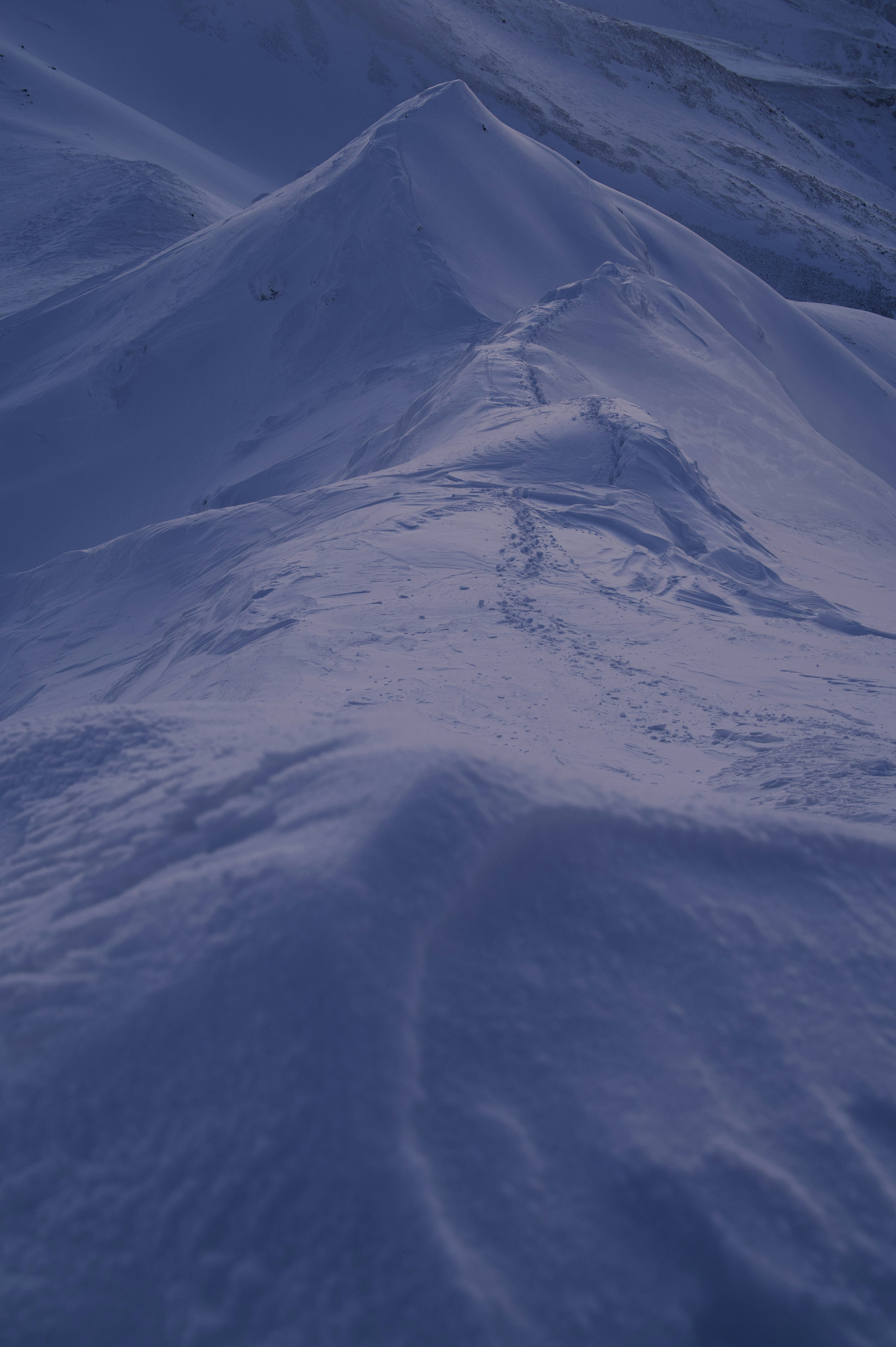 美丽的雪山景观，蓝色阴影