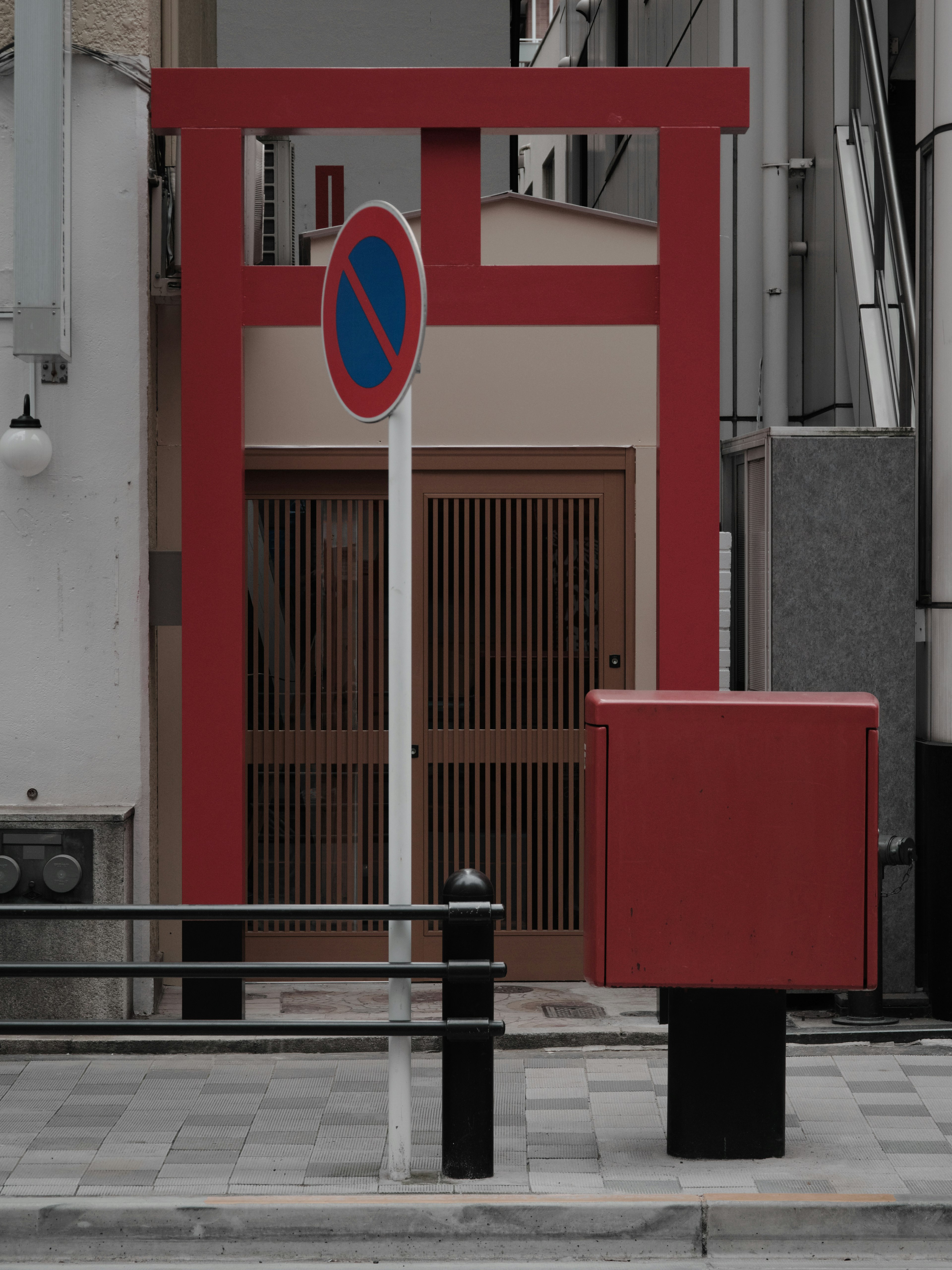 Rotes Torii mit Parkverbotsschild und roter Box