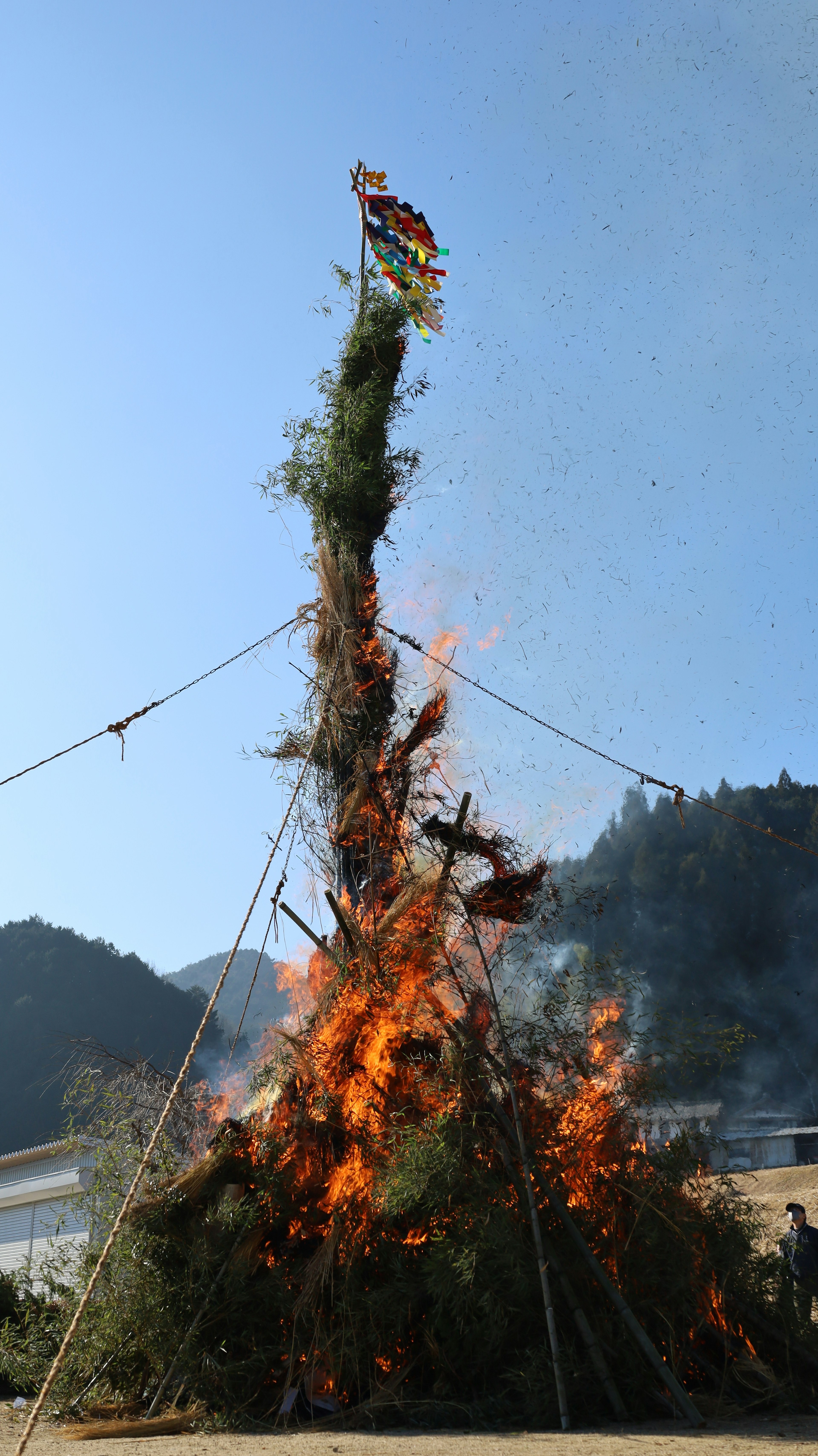 Großes loderndes Feuer mit umliegenden Bergen