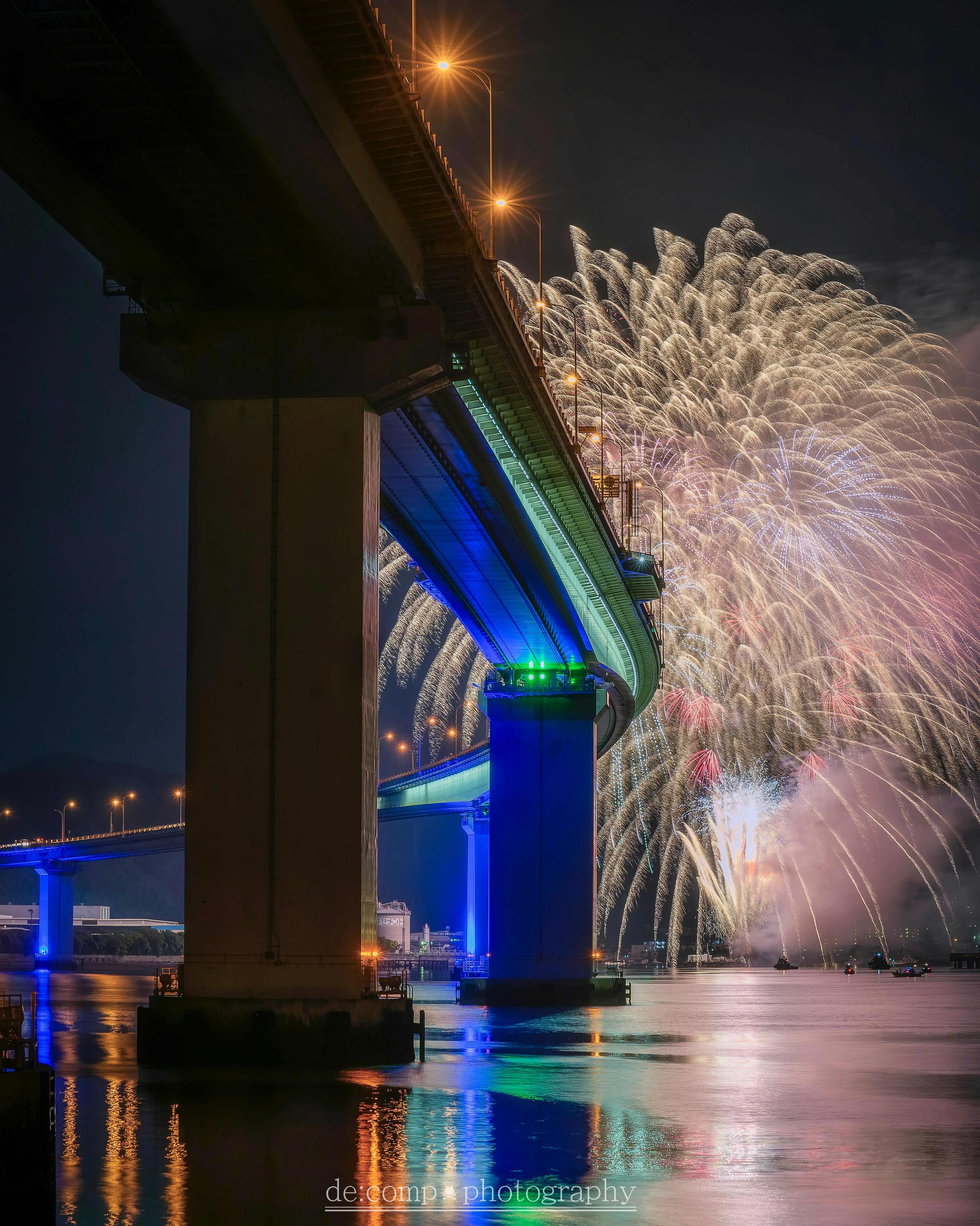 Foto diambil dari bawah jembatan dengan kembang api di langit malam