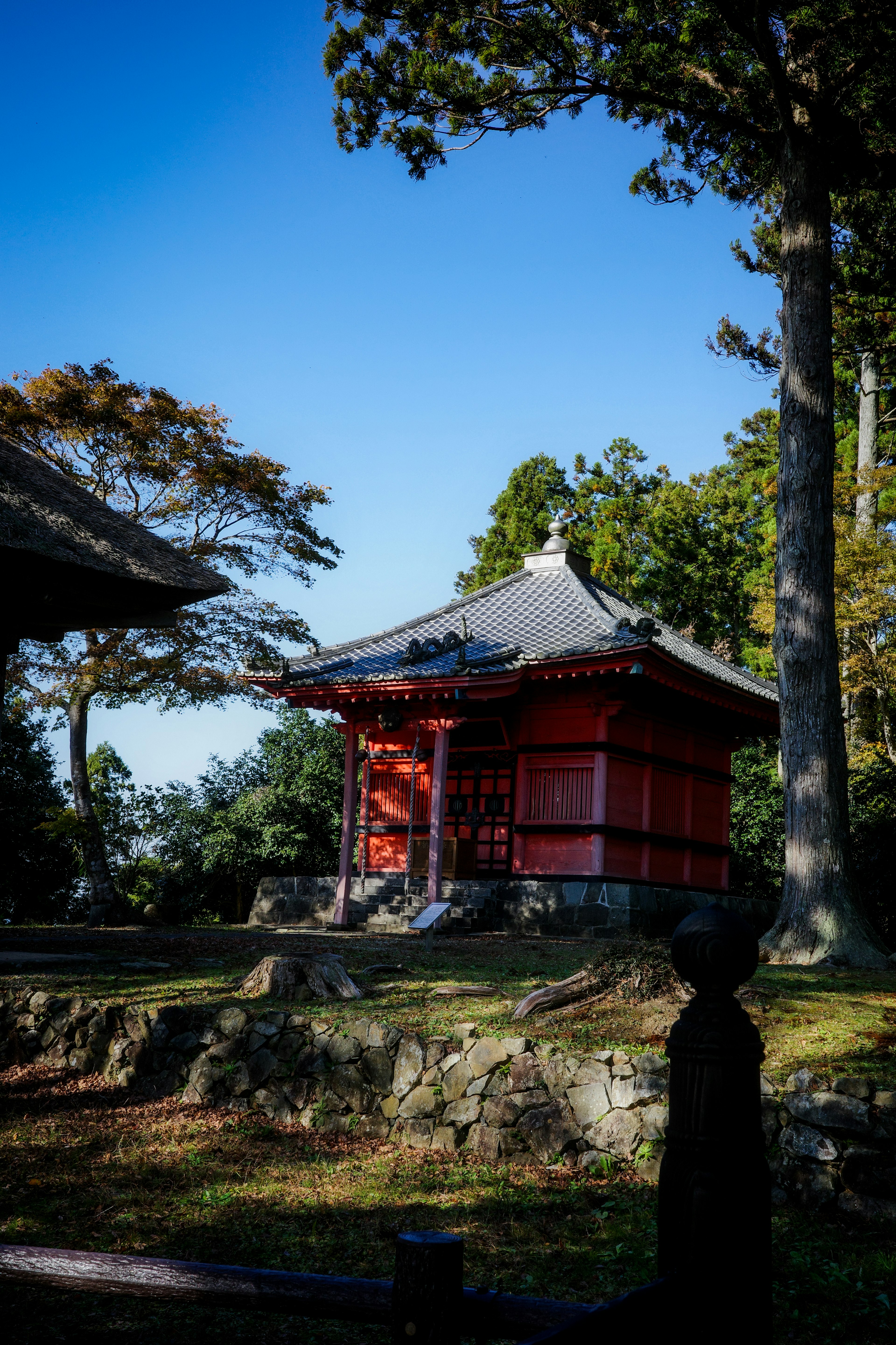 赤い寺院が青空の下に立っている風景