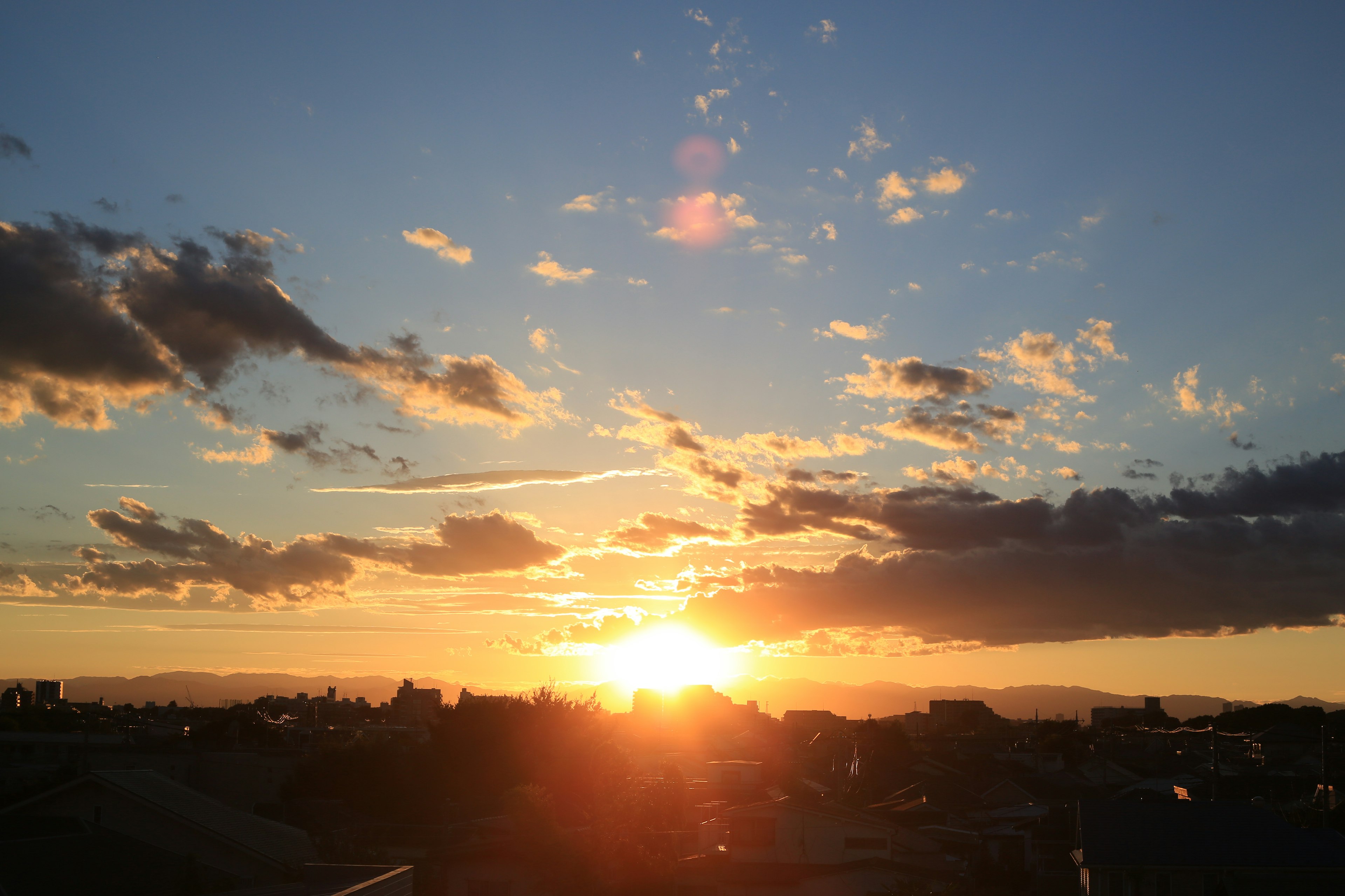 Una hermosa puesta de sol iluminando el cielo con nubes