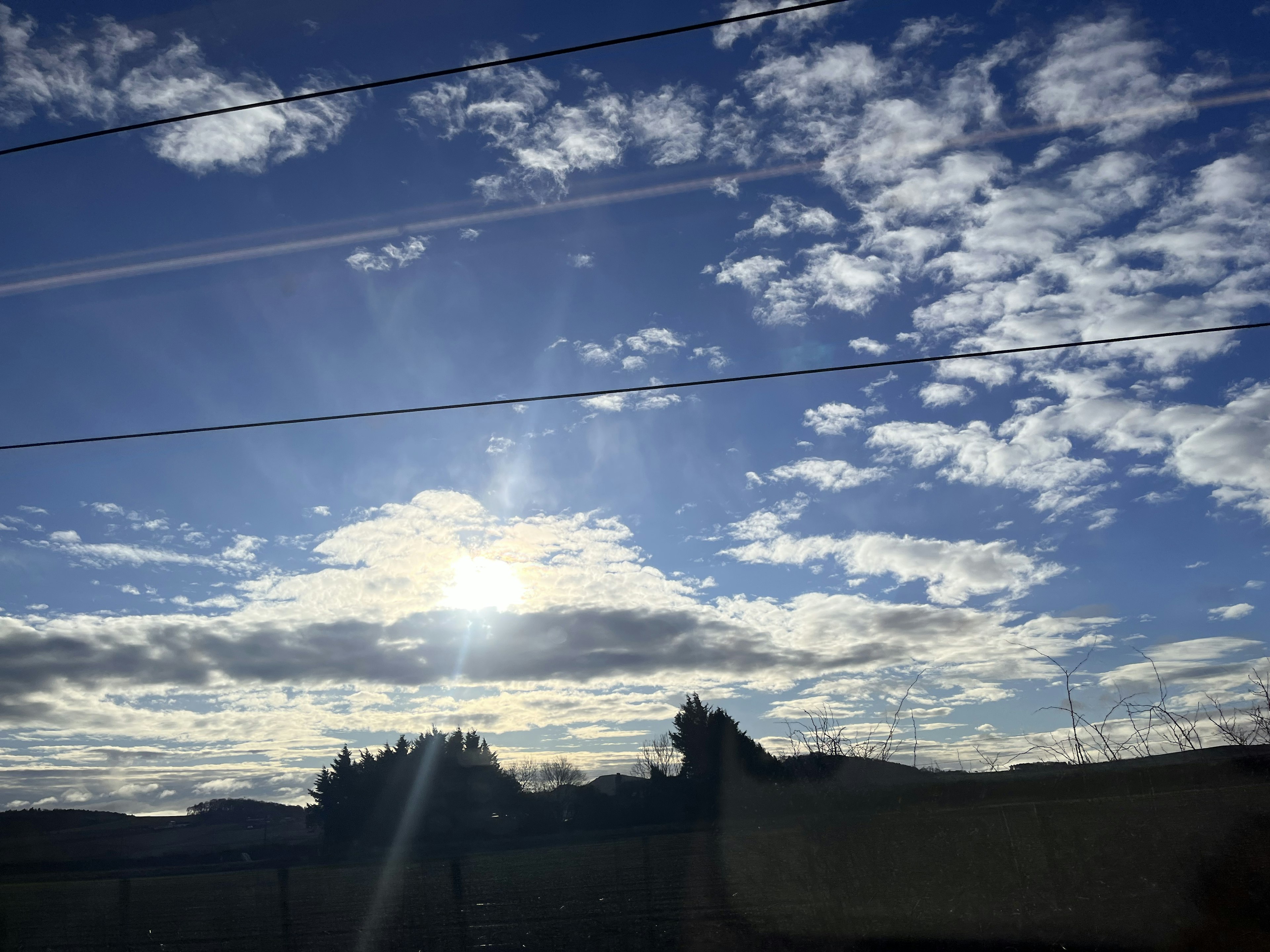 青空に広がる雲と太陽の光が美しい風景