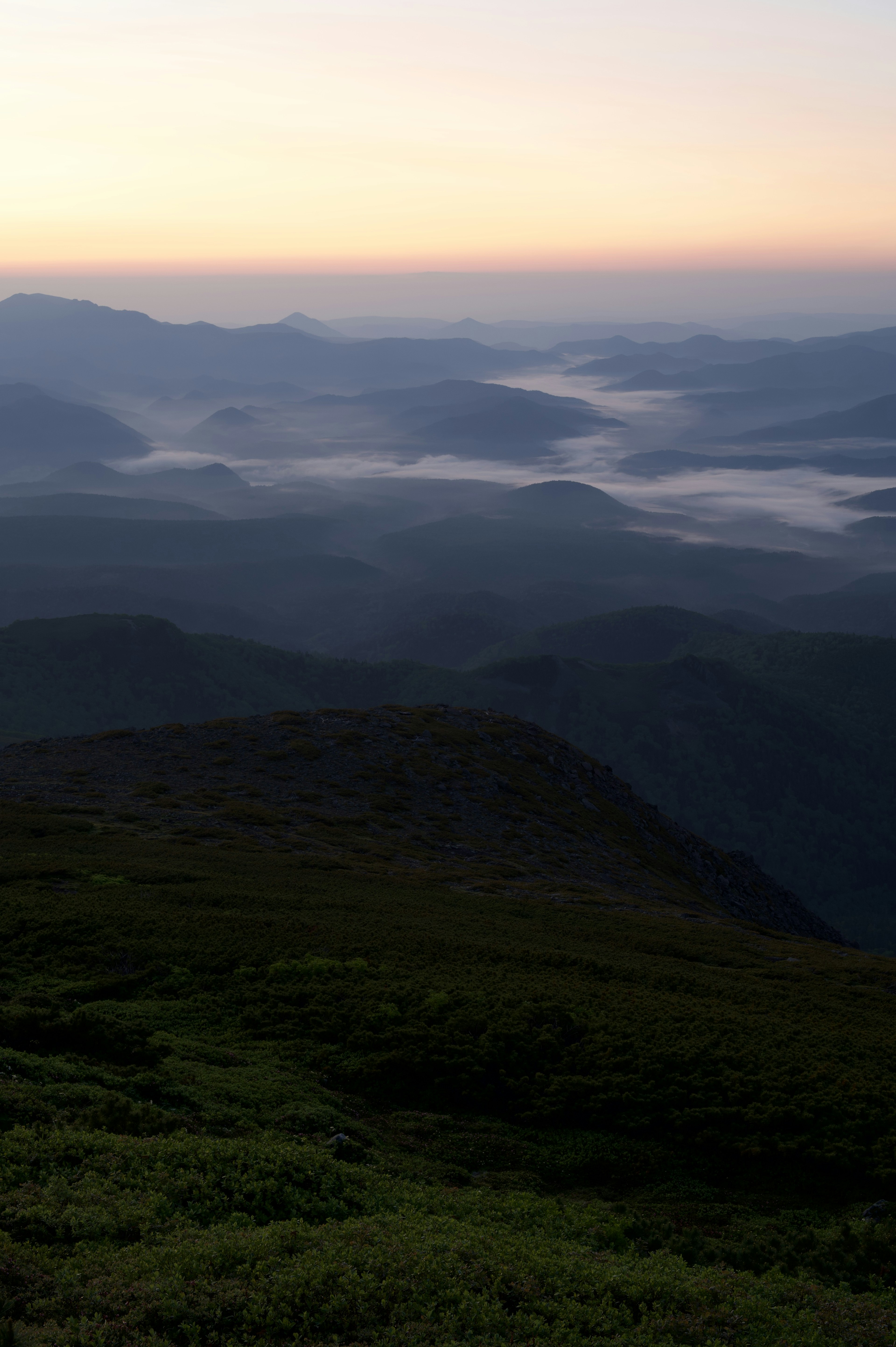 Ruhige Landschaft der Berge bei Sonnenaufgang