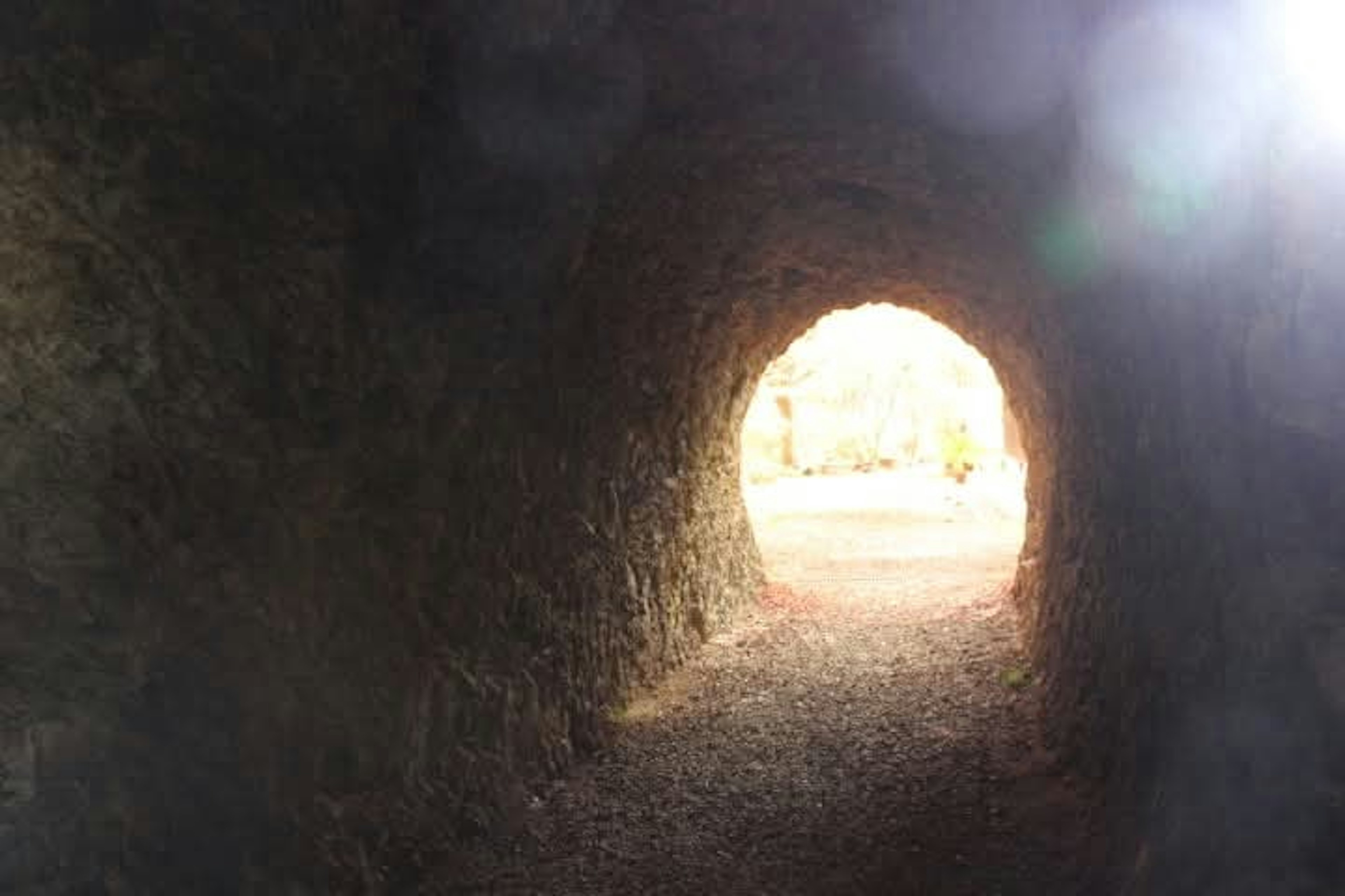 Vista di un'uscita luminosa attraverso un tunnel