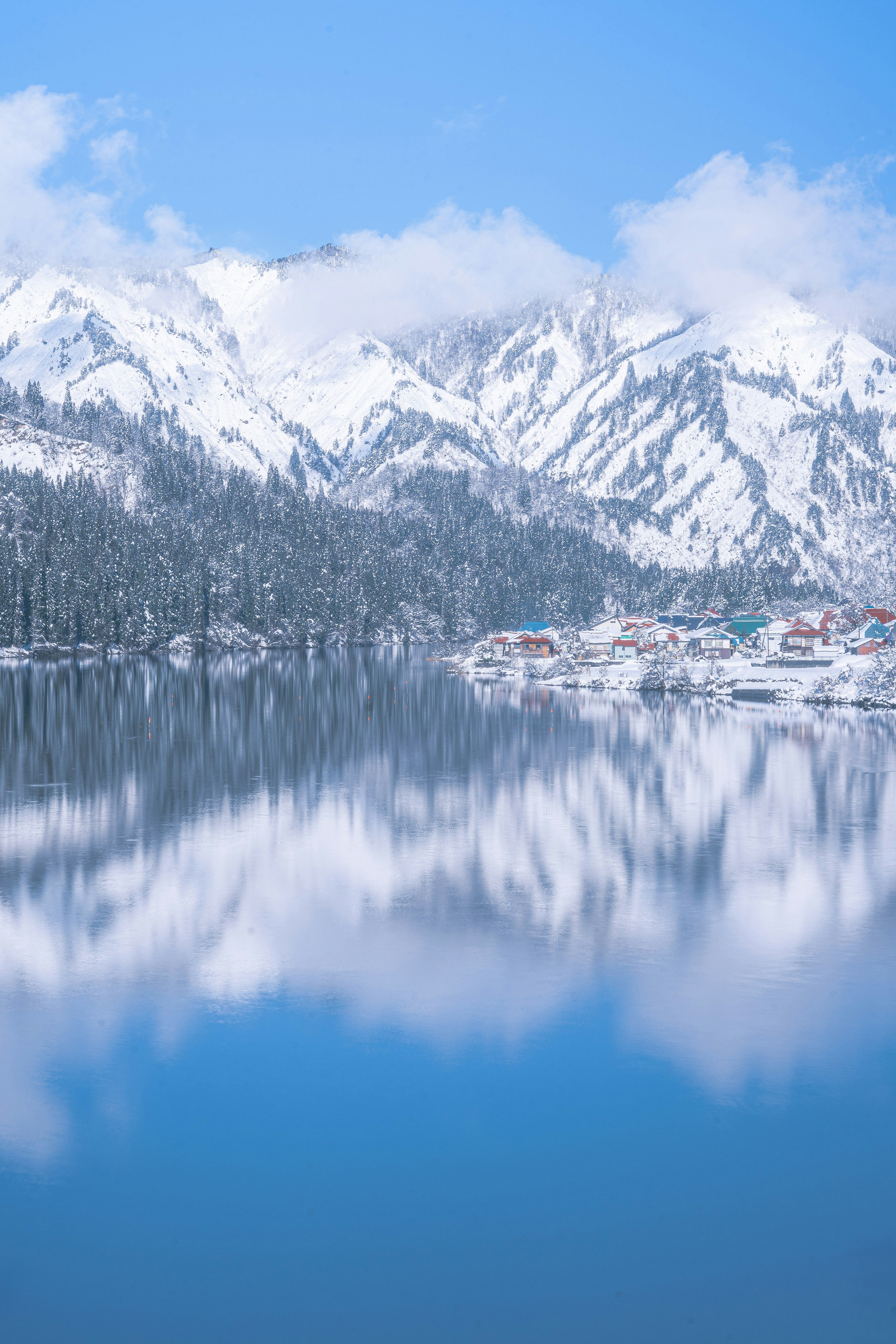 Malersicher Blick auf schneebedeckte Berge, die sich in einem ruhigen See spiegeln