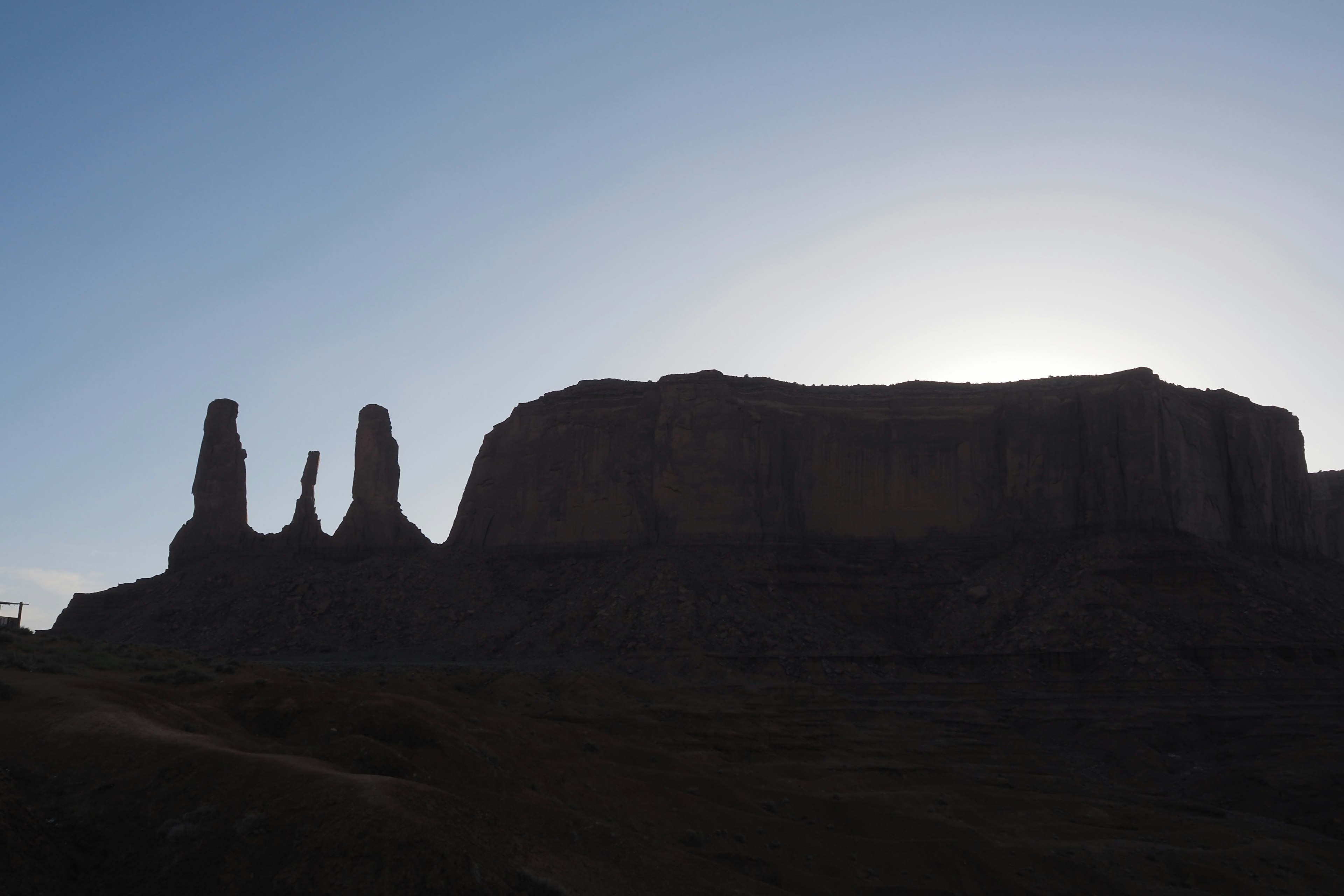 Siluet Monument Valley dengan langit senja