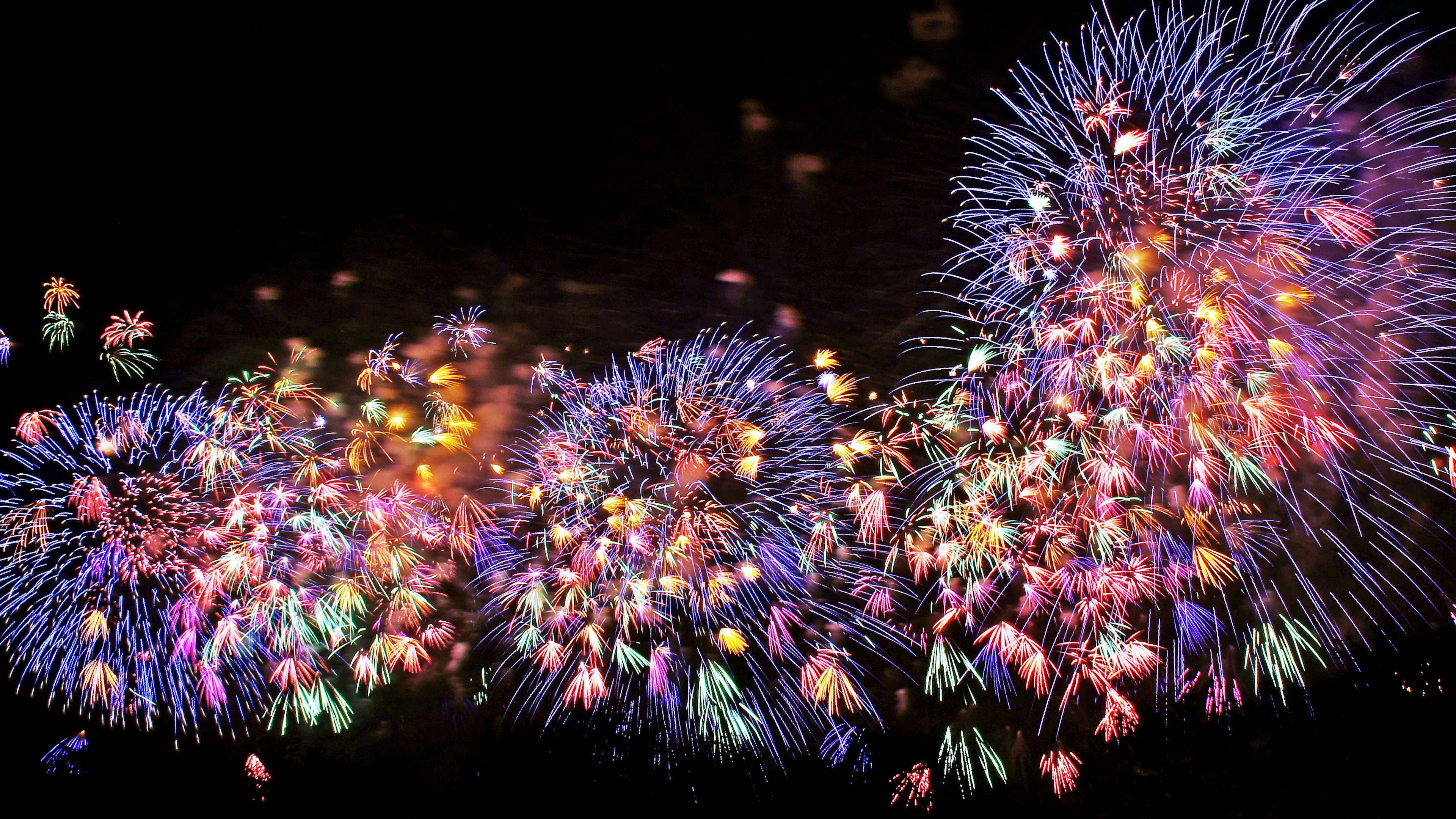 Fuegos artificiales coloridos estallando en el cielo nocturno