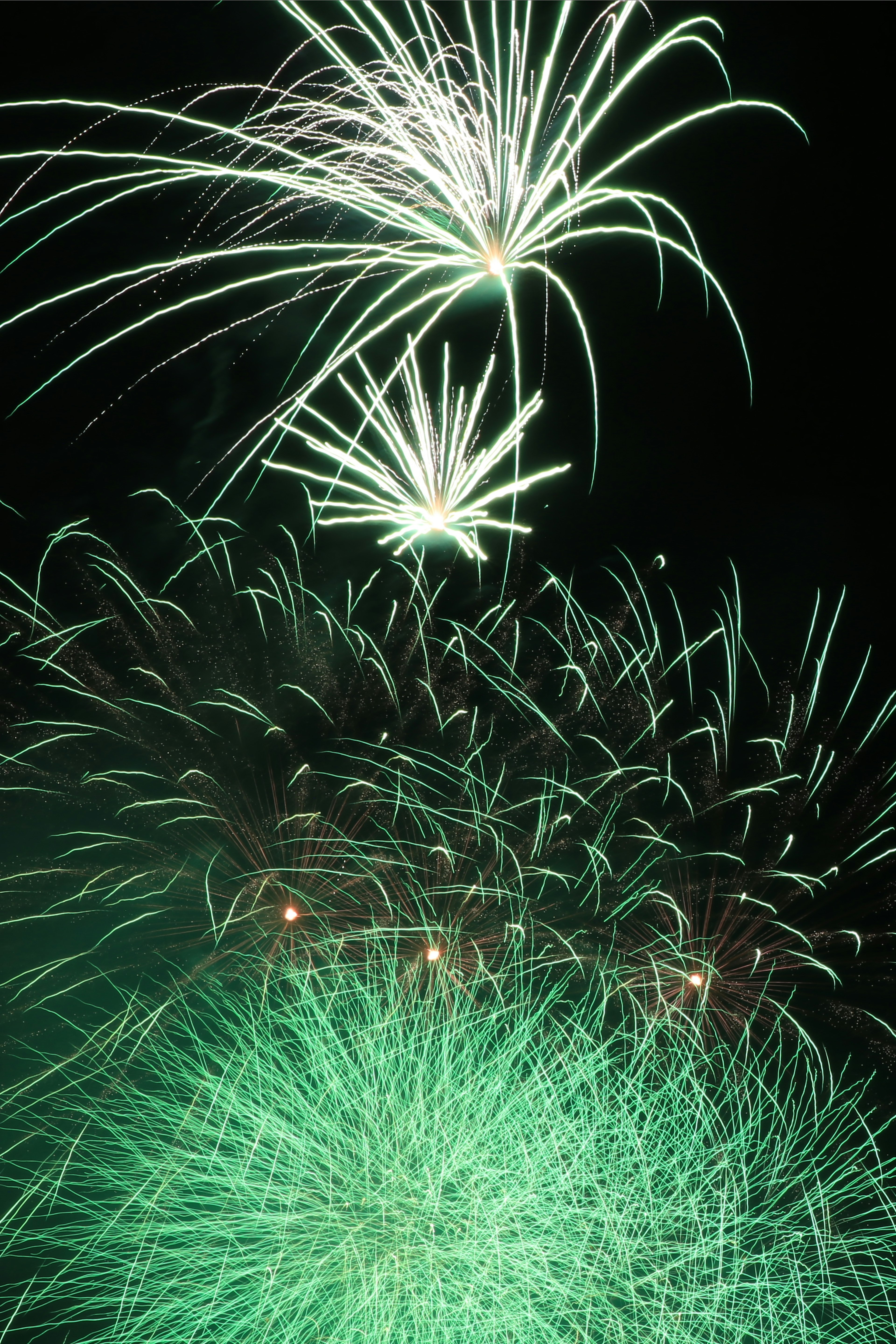 Bellissimo spettacolo di fuochi d'artificio verdi che illuminano il cielo notturno