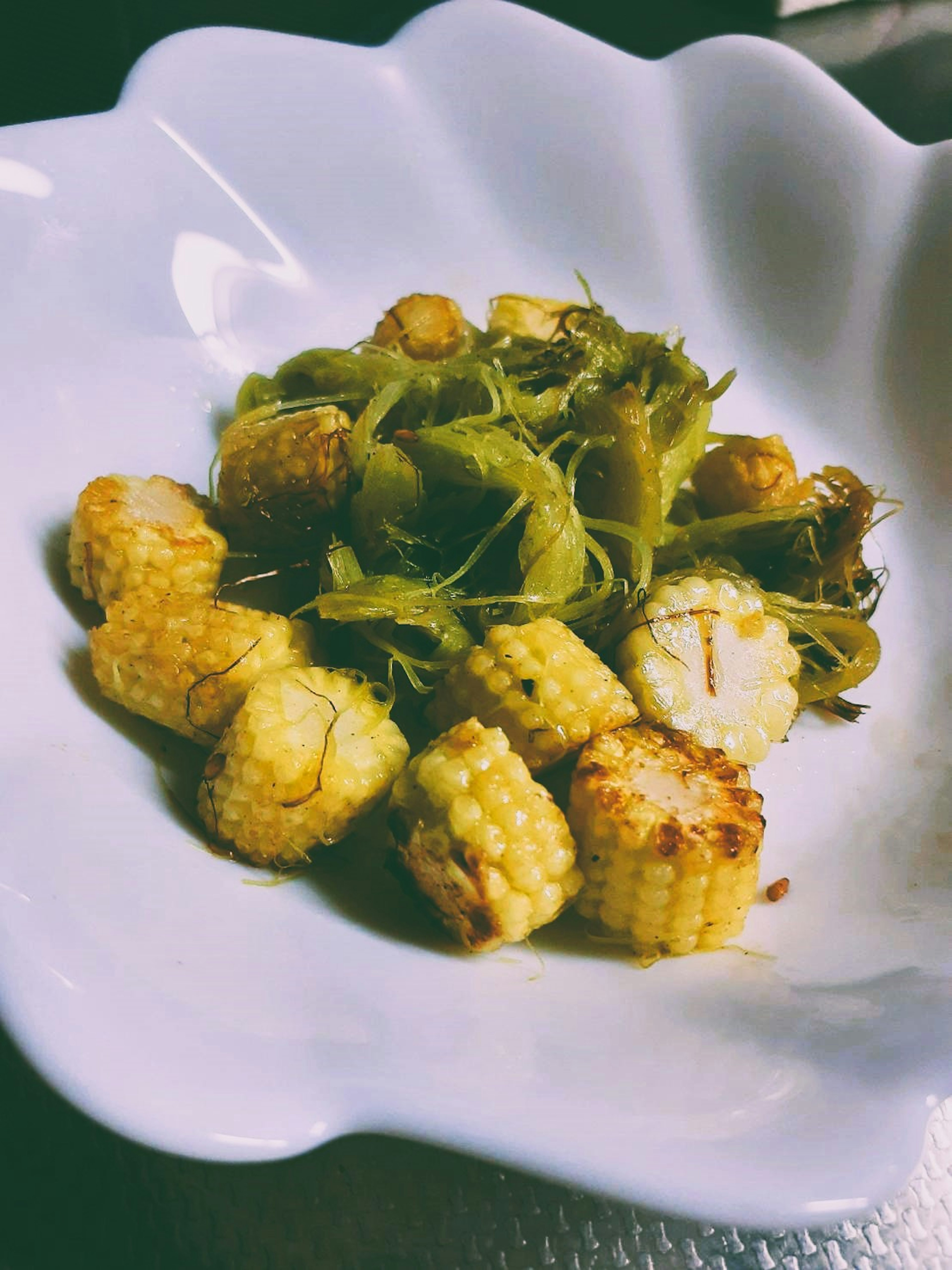 Plato de maíz amarillo y verduras verdes