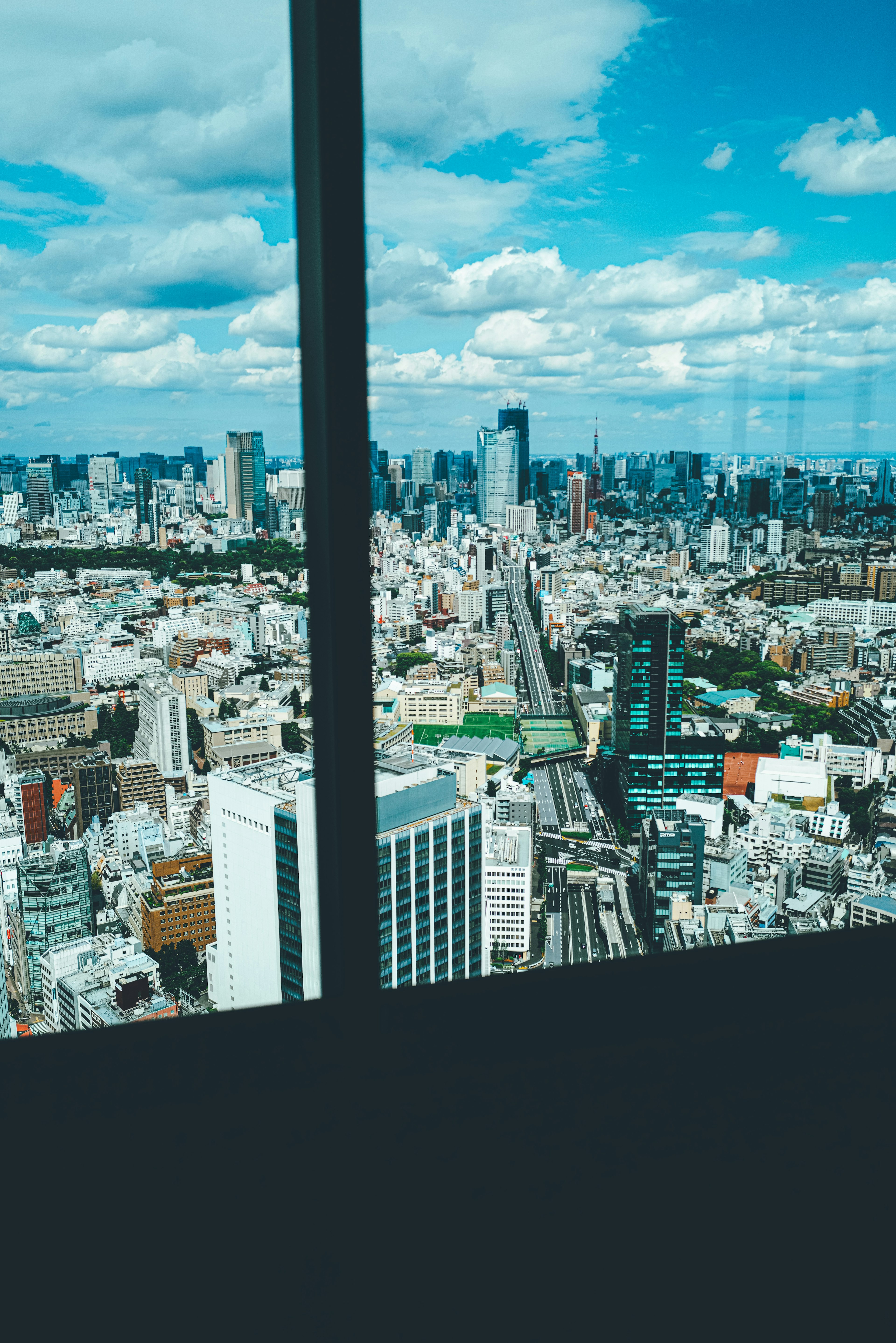 從摩天大樓俯瞰東京 藍天和白雲 城市風景