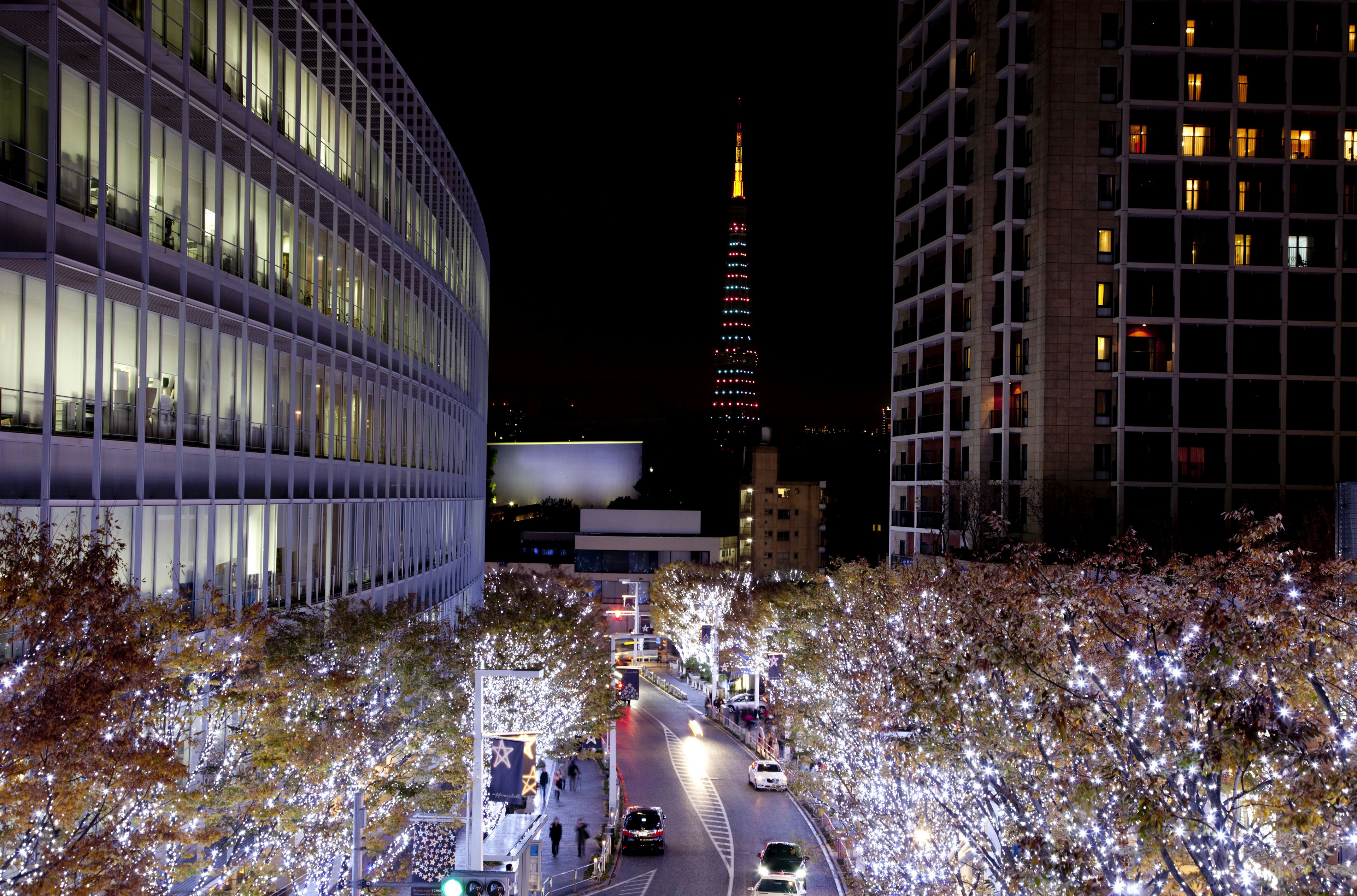 Pemandangan malam Menara Tokyo dengan jalan dan bangunan yang diterangi