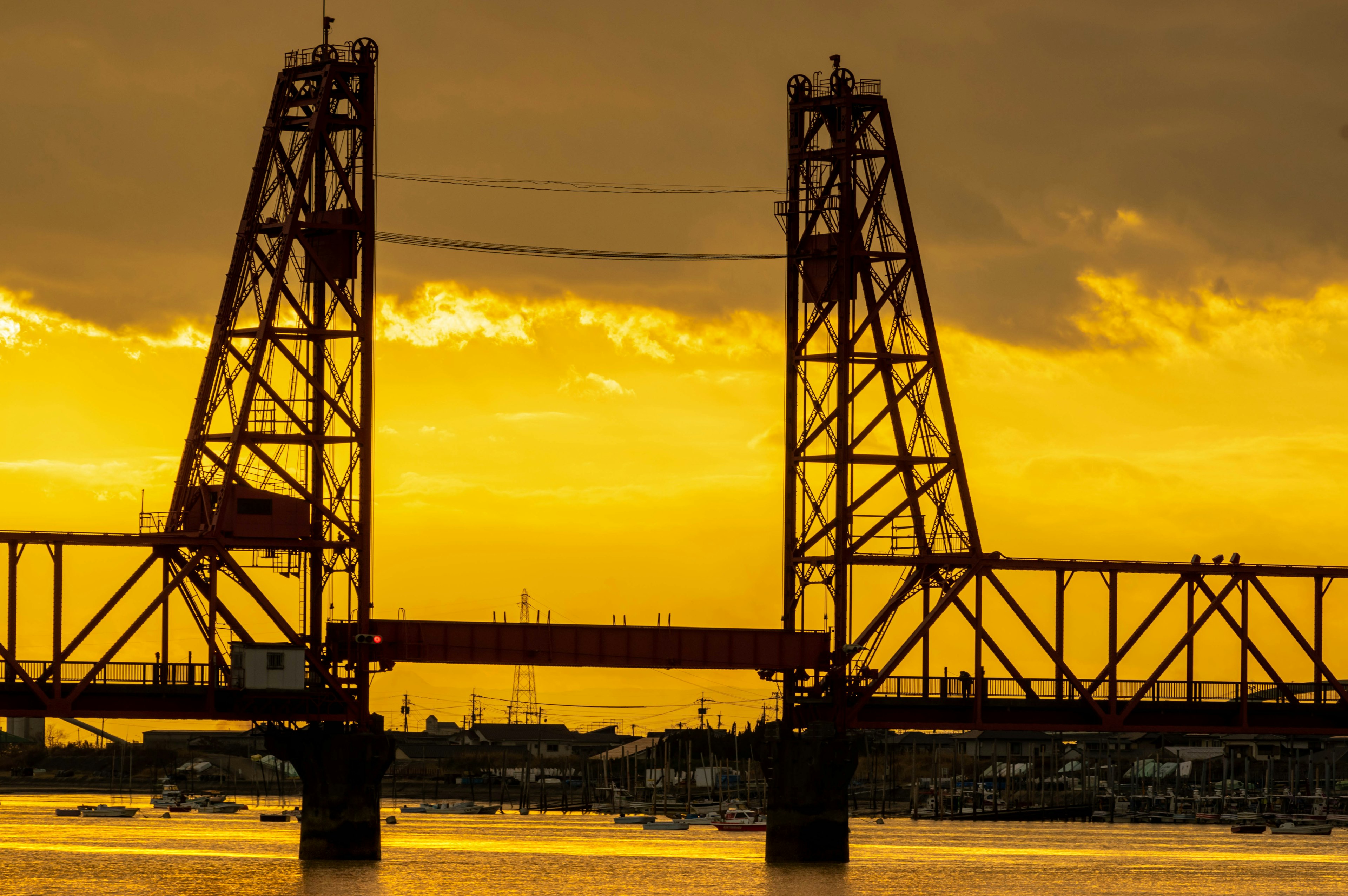 Silhouette d'un pont contre un ciel de coucher de soleil avec des couleurs vives